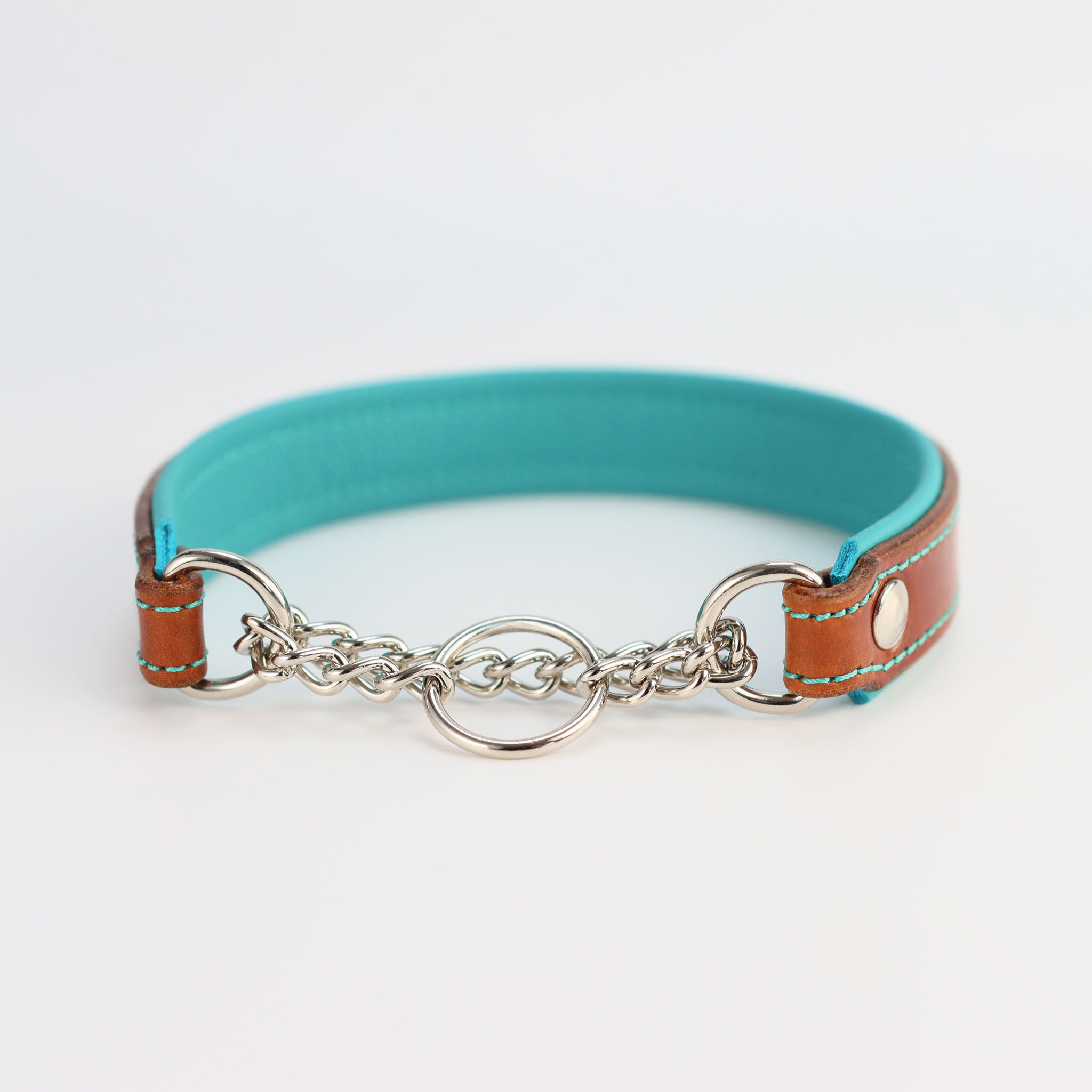 Hochwertiger Kettenzug-Verschluss aus Edelstahl an einem braunen Lederhalsband