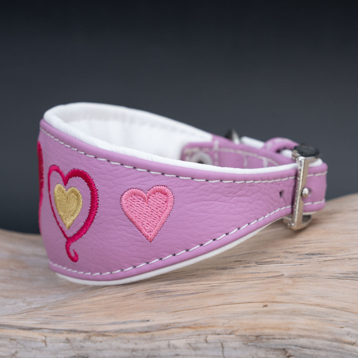 Seitenansicht des geschwungenen Windhundhalsbands mit Herz-Stickerei.