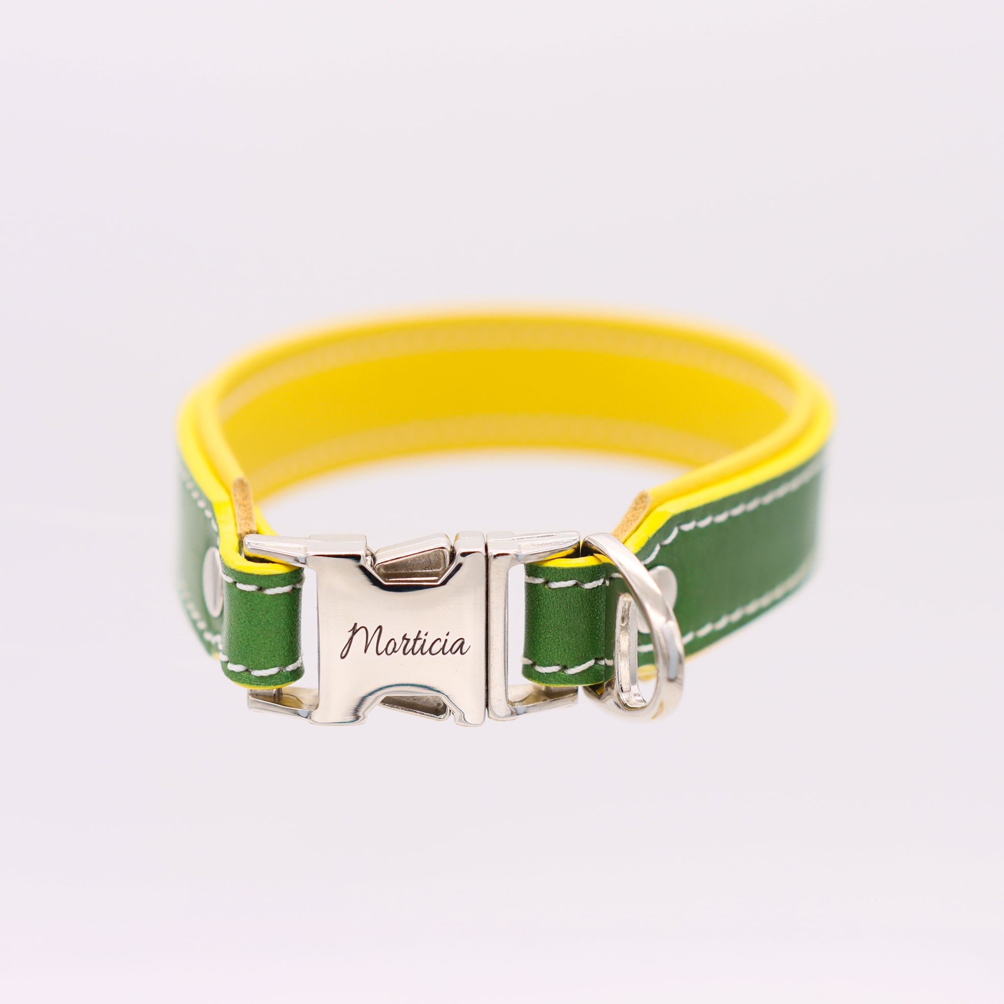 Detailansicht der weißen Kontrastnaht auf grasgrünem Lederhalsband