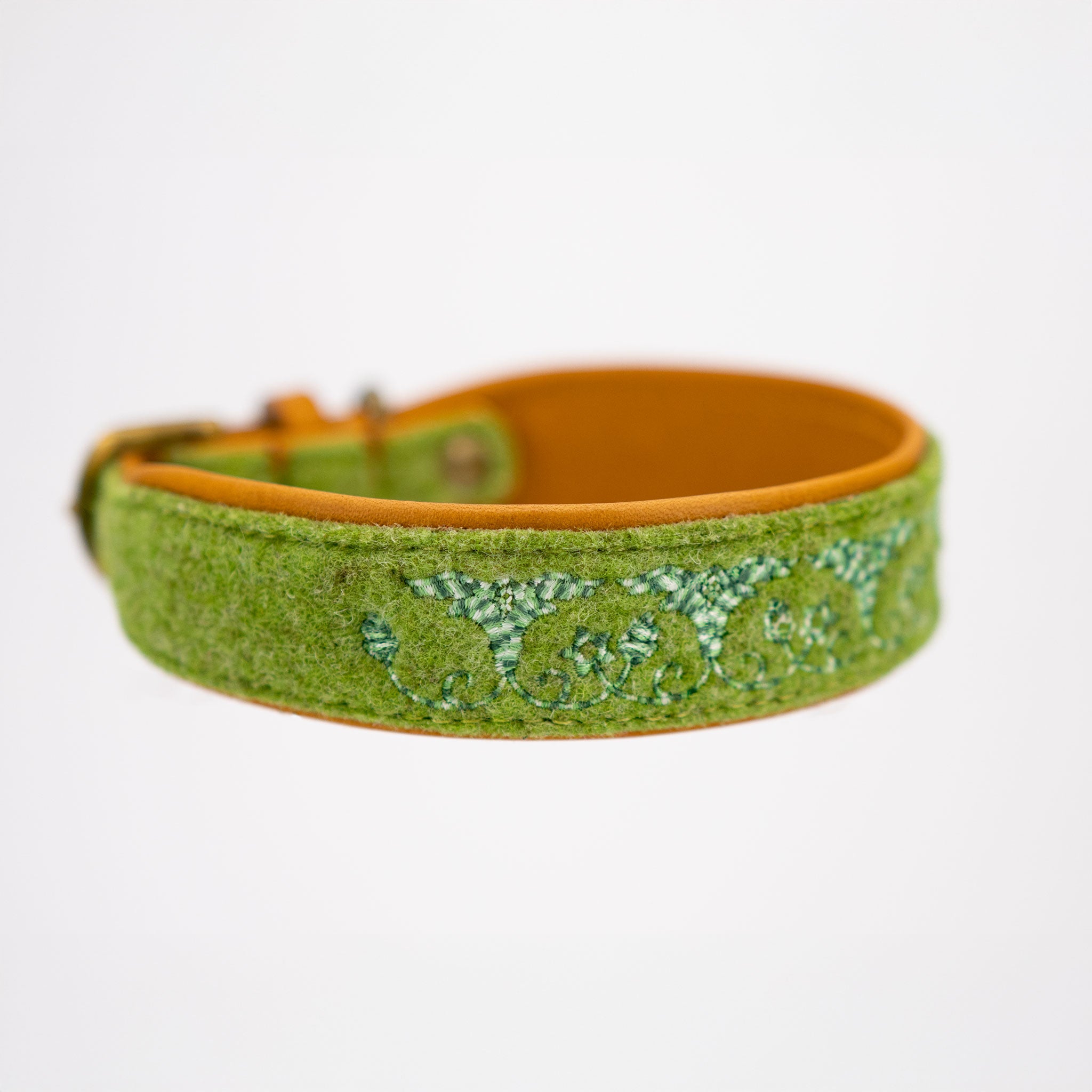 Seitenansicht des Sari-Stick Halsbands mit italienischem Leder in Gingerbread