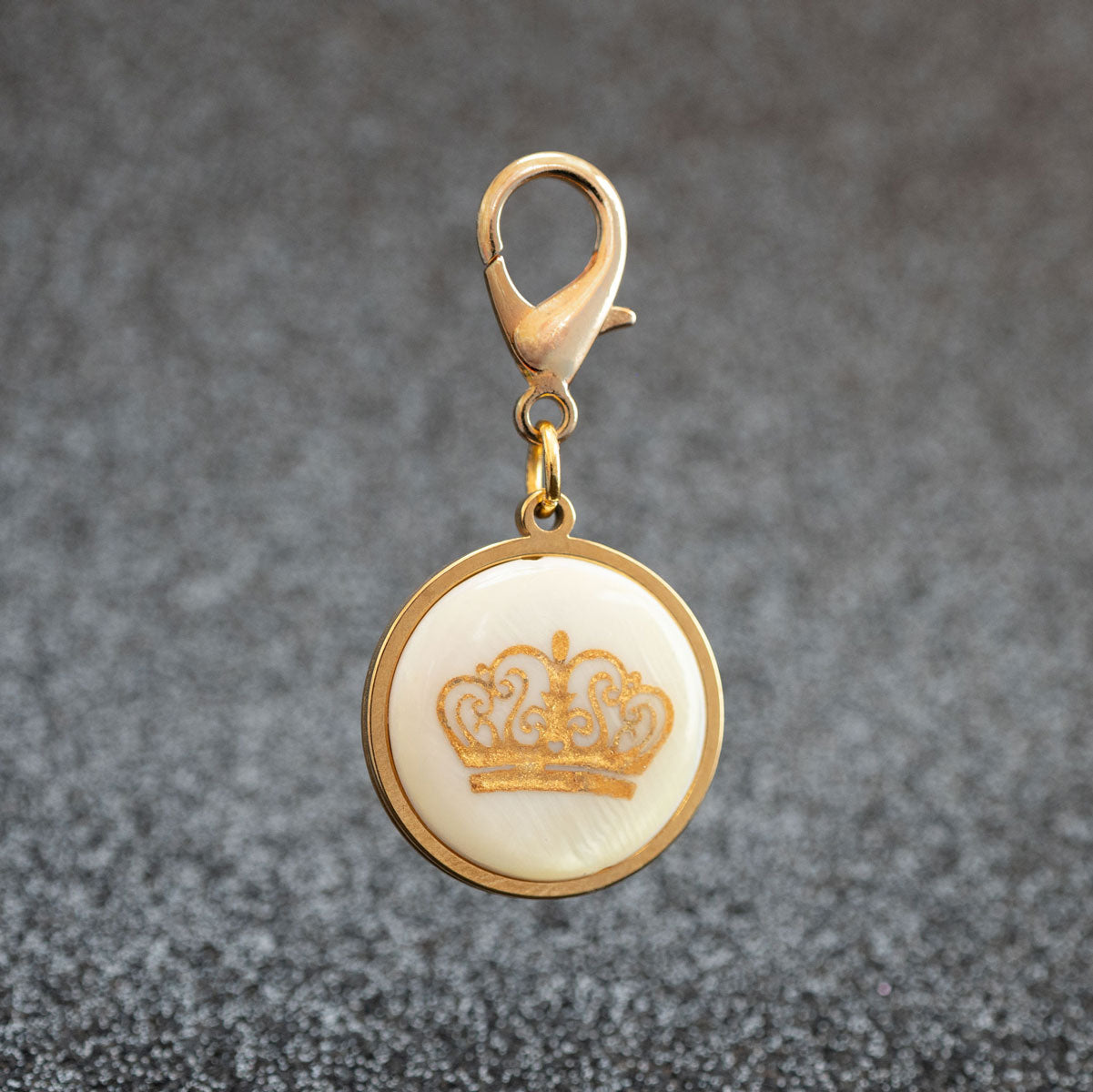 Luxuriöse Hundemarke aus Edelstahl und Muschel mit eingravierter Krone in Gold-Optik