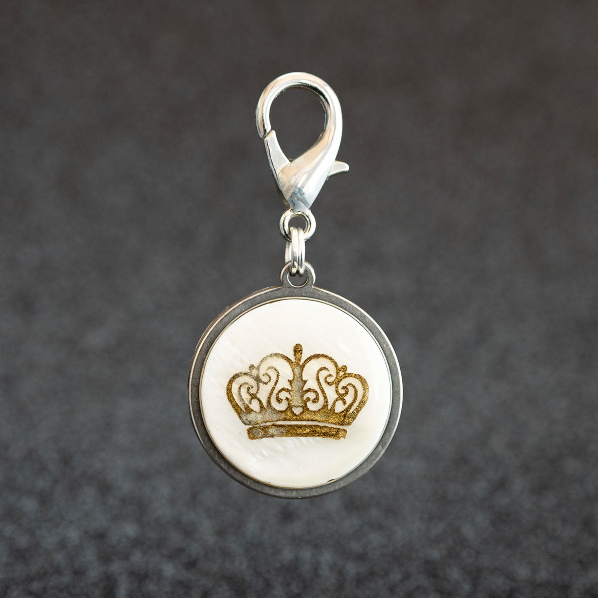 Luxuriöse Hundemarke aus Edelstahl und Muschel mit eingravierter Krone in Bronze-Optik