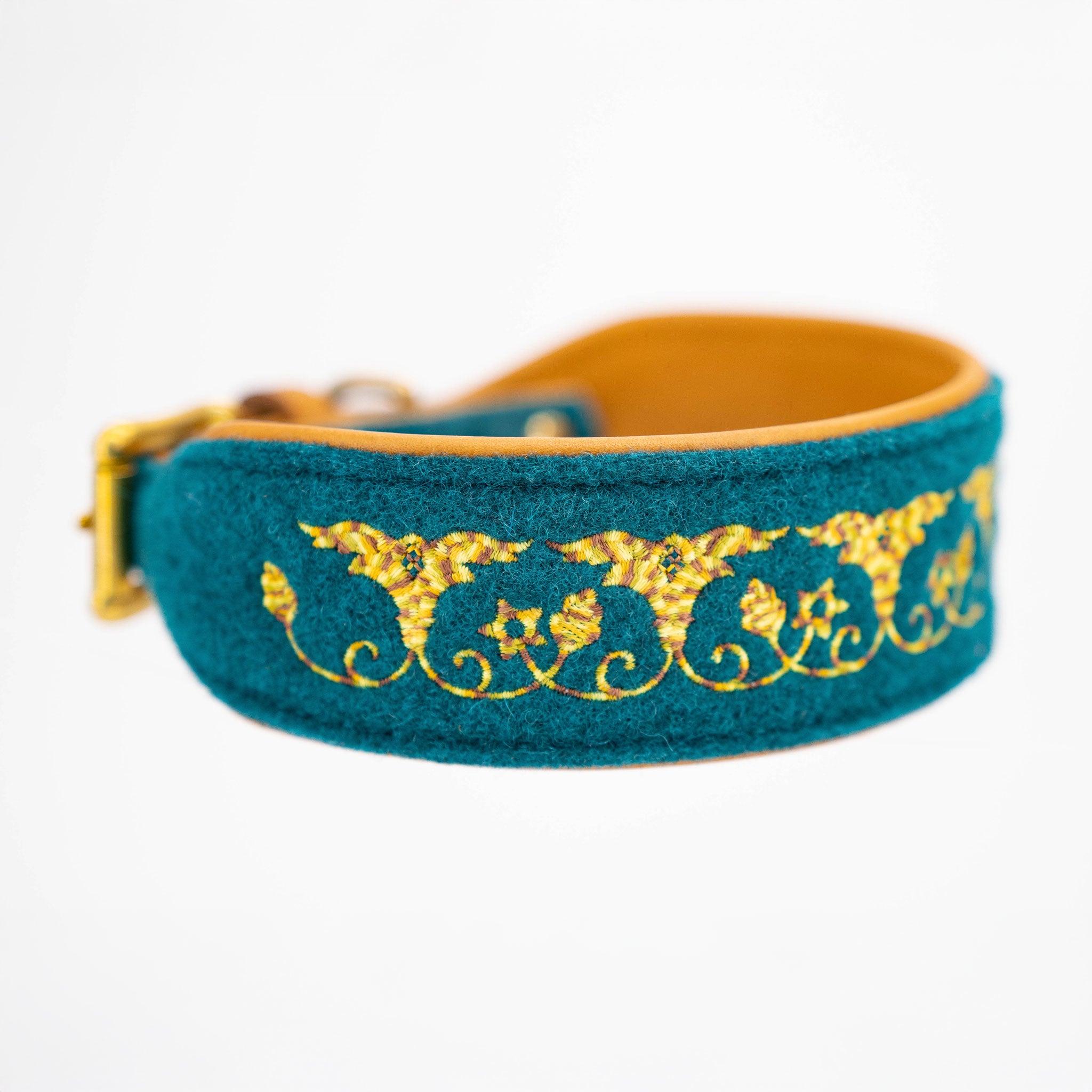 Hochwertiges Hundehalsband aus Leder und Filz in Petrol mit goldener Sari-Stickerei