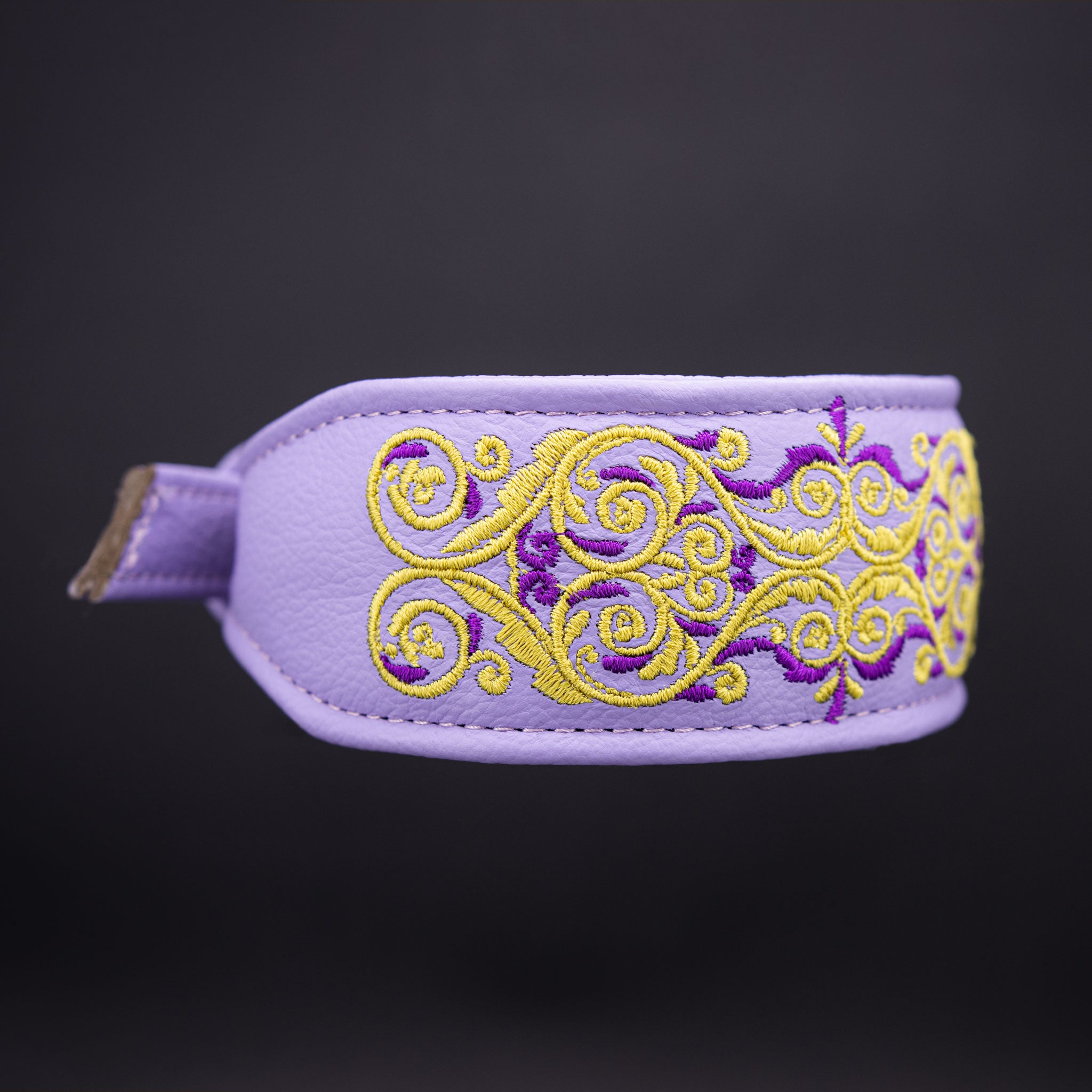 Detailansicht der Stickerei auf dem fliederfarbenen Nappaleder-Halsband (linke Seite)