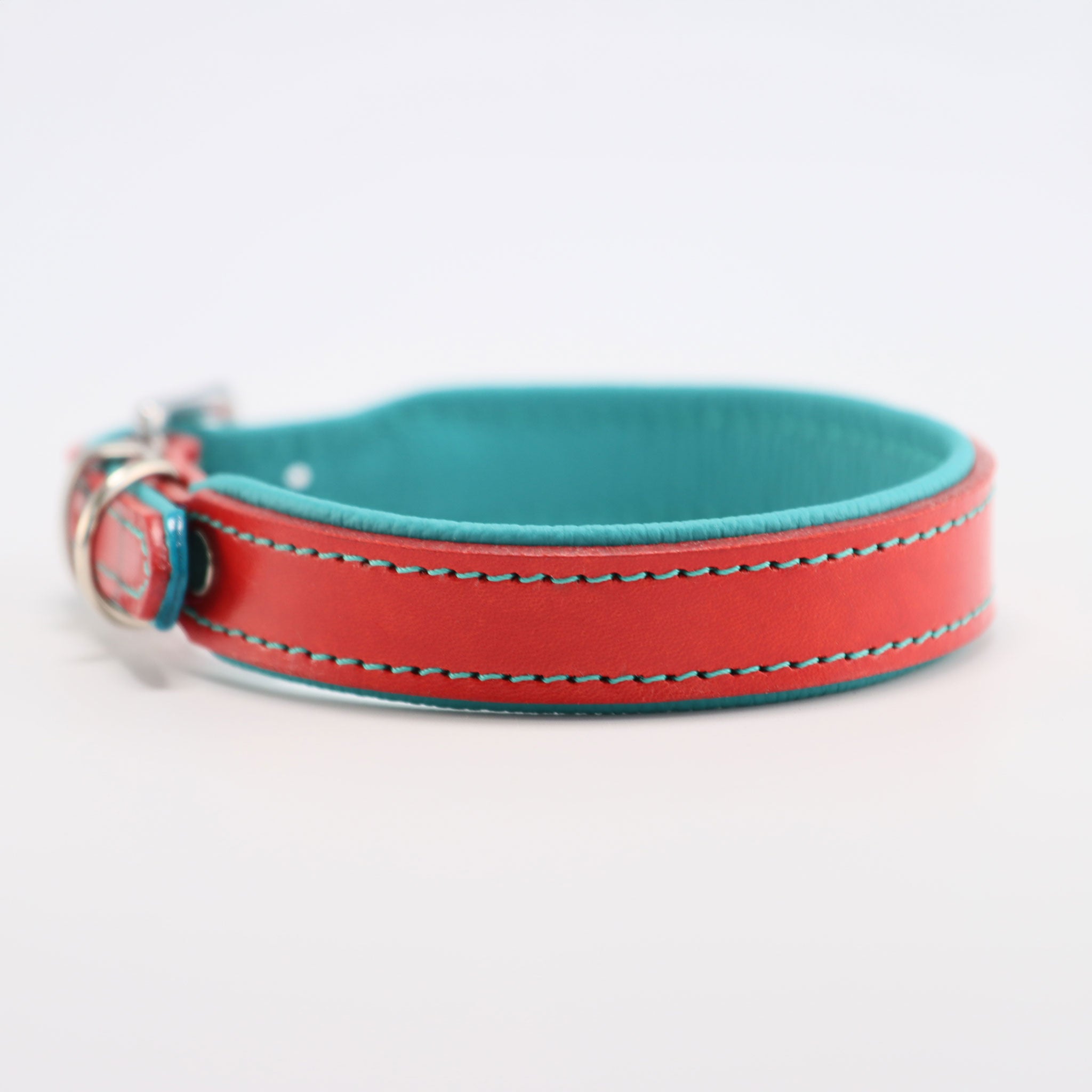 Detailansicht der weichen Nappaleder-Unterlegung in Türkis