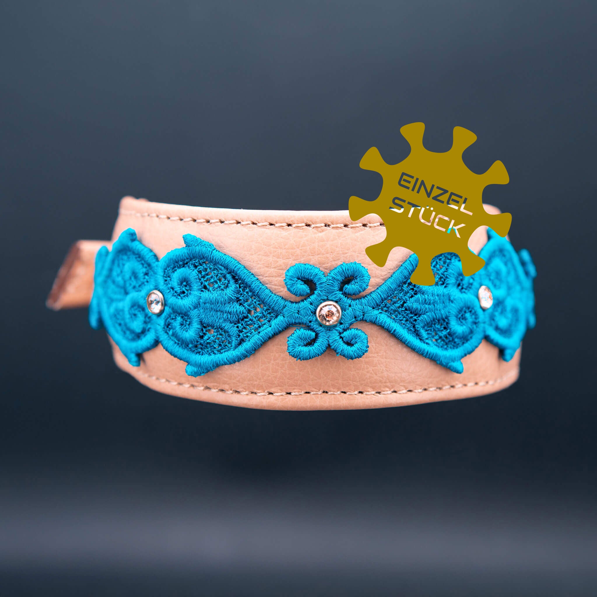 Luxus Hundehalsband aus sandfarbenem Leder mit blauer Spitze und Swarovski Steinen (Frontansicht) Einzelstück
