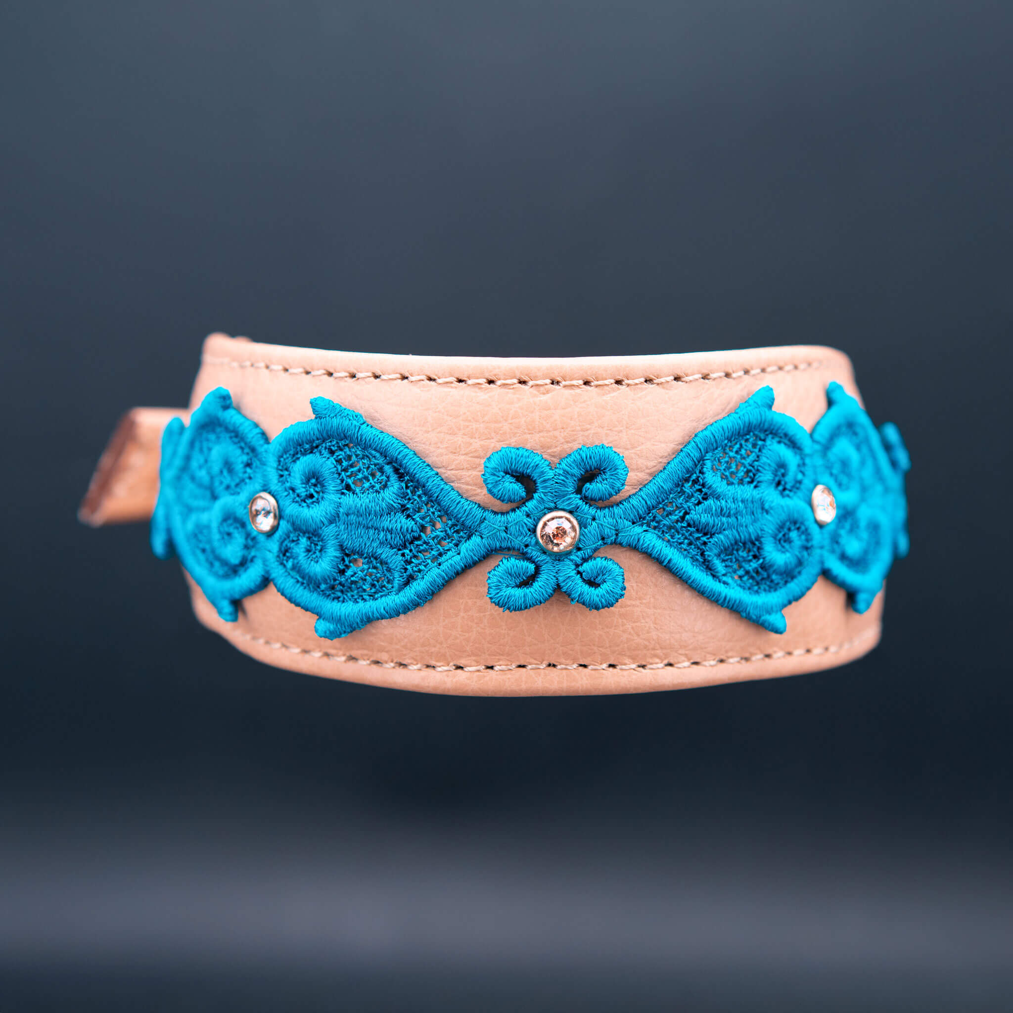 Luxus Hundehalsband aus sandfarbenem Leder mit blauer Spitze und Swarovski Steinen (Frontansicht)