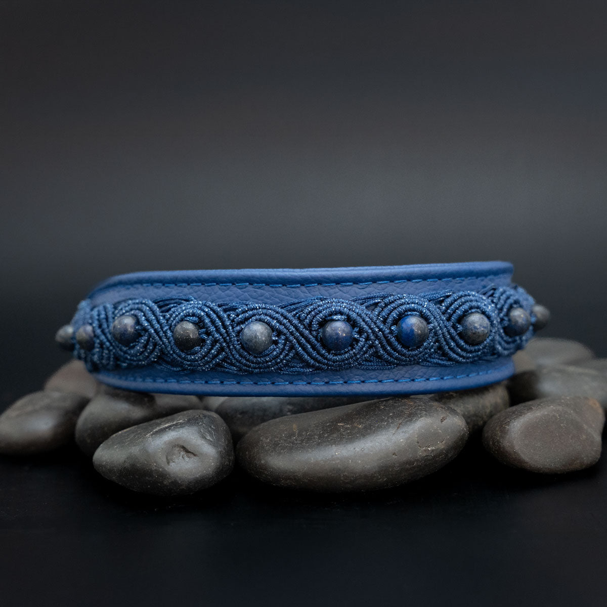 Frontansicht des ultramarinblauen Makramee-Hundehalsbands mit Lapislazuli-Perlen und farblich abgestimmtem Nappaleder.
