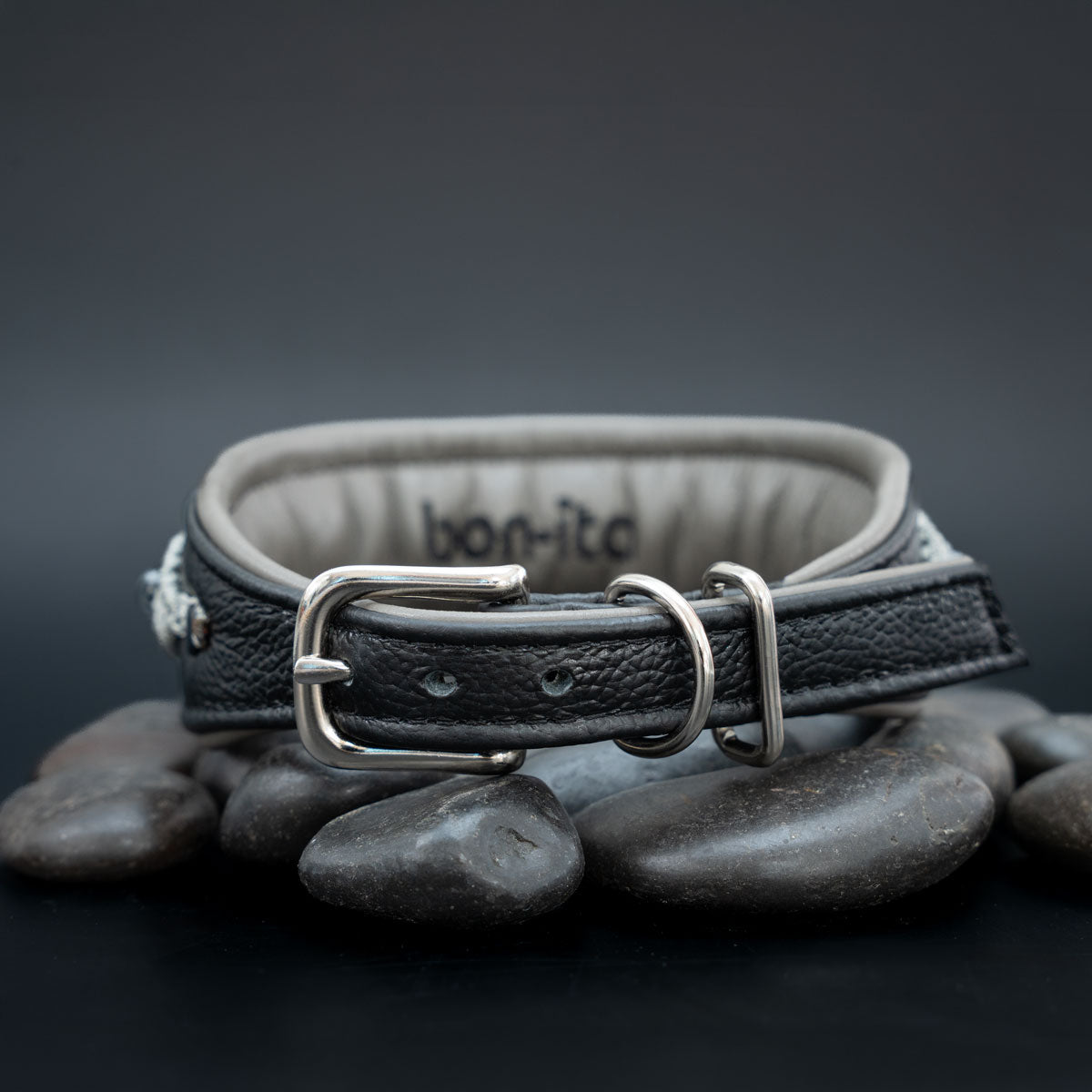Edelstahlschnalle am schwarzen Nappaleder-Halsband mit D-Ring, Metallhalter und grauer gepolsterter Innenseite.