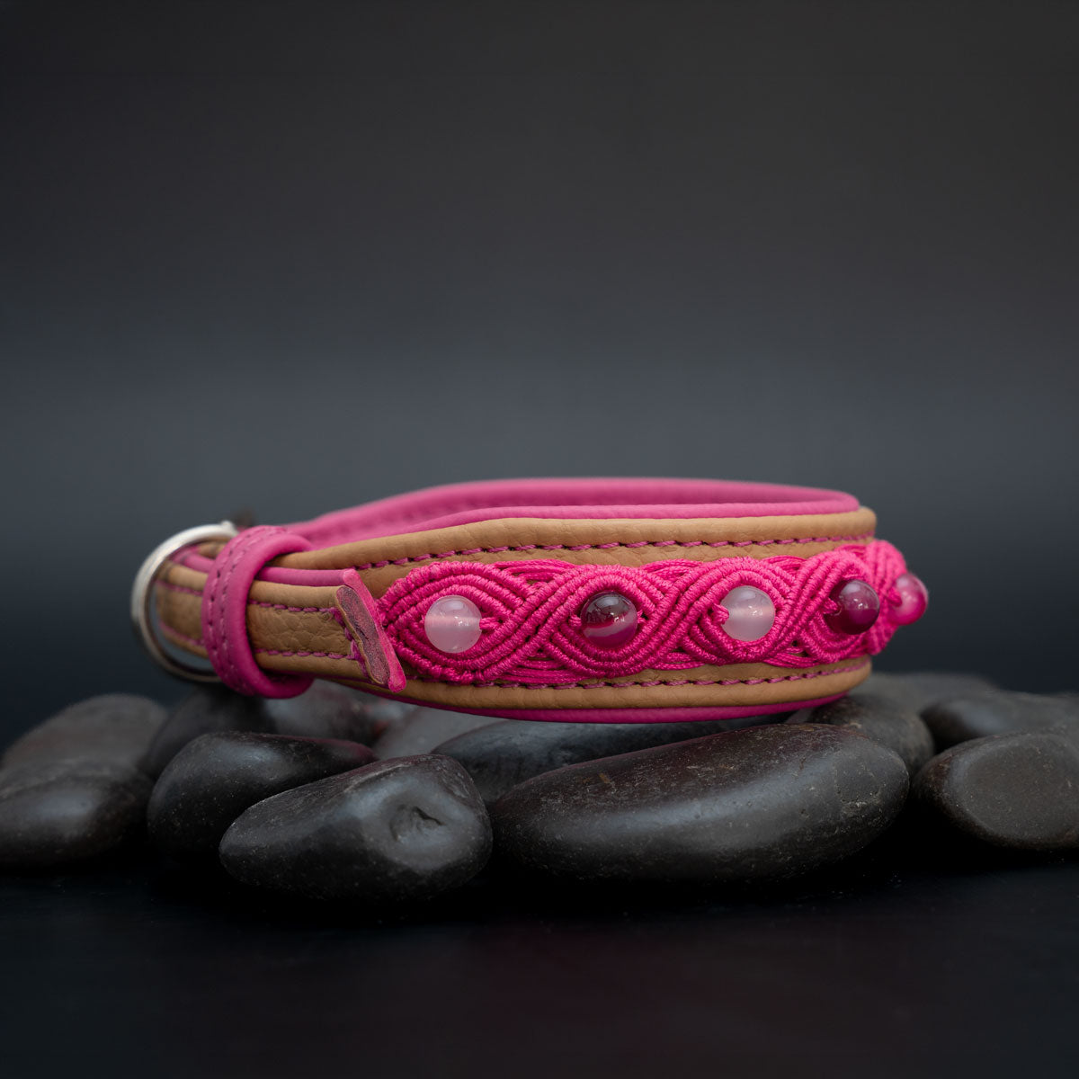 Seitenansicht des cappuccino-pinken Hundehalsbands mit Streifenachaten in Makramee und pinker Lederschlaufe rechts