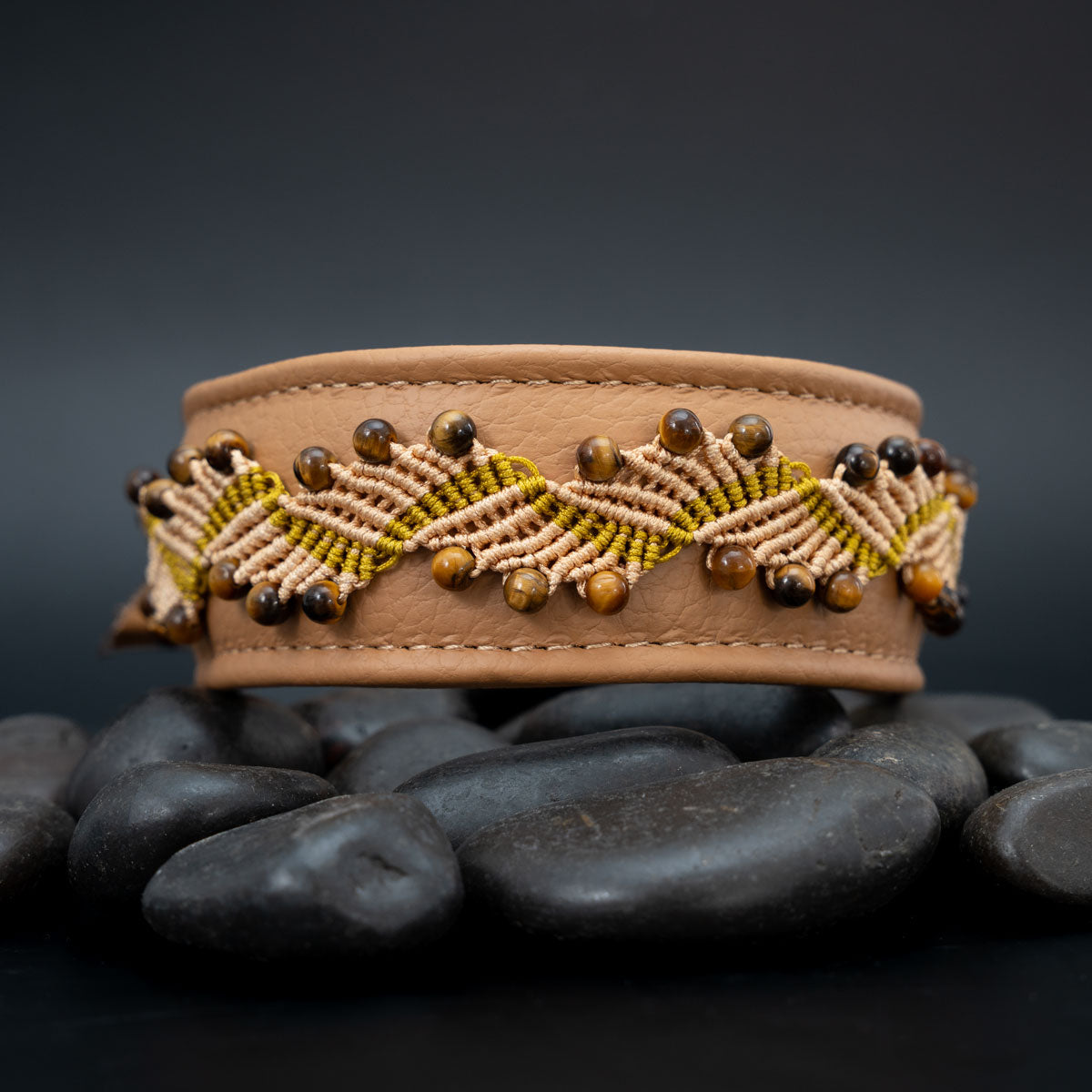 Nahe Vorderansicht des Cappuccino-Halsbands mit Tigerauge-Perlen und zweifarbiger Micro-Makramee in Eierschale und Gold.