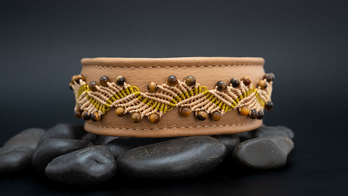 Gesamtansicht im Querformat: Cappuccino-Halsband mit eierschalenfarbener und goldfarbener Micro-Makramee und braunen Tigerauge-Perlen.
