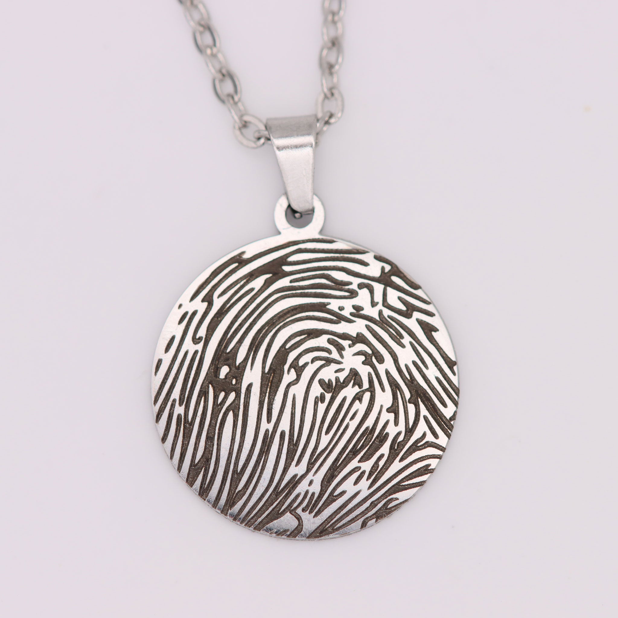 Hochwertige Gravur eines Fingerabdrucks auf rundem Edelstahl-Anhänger