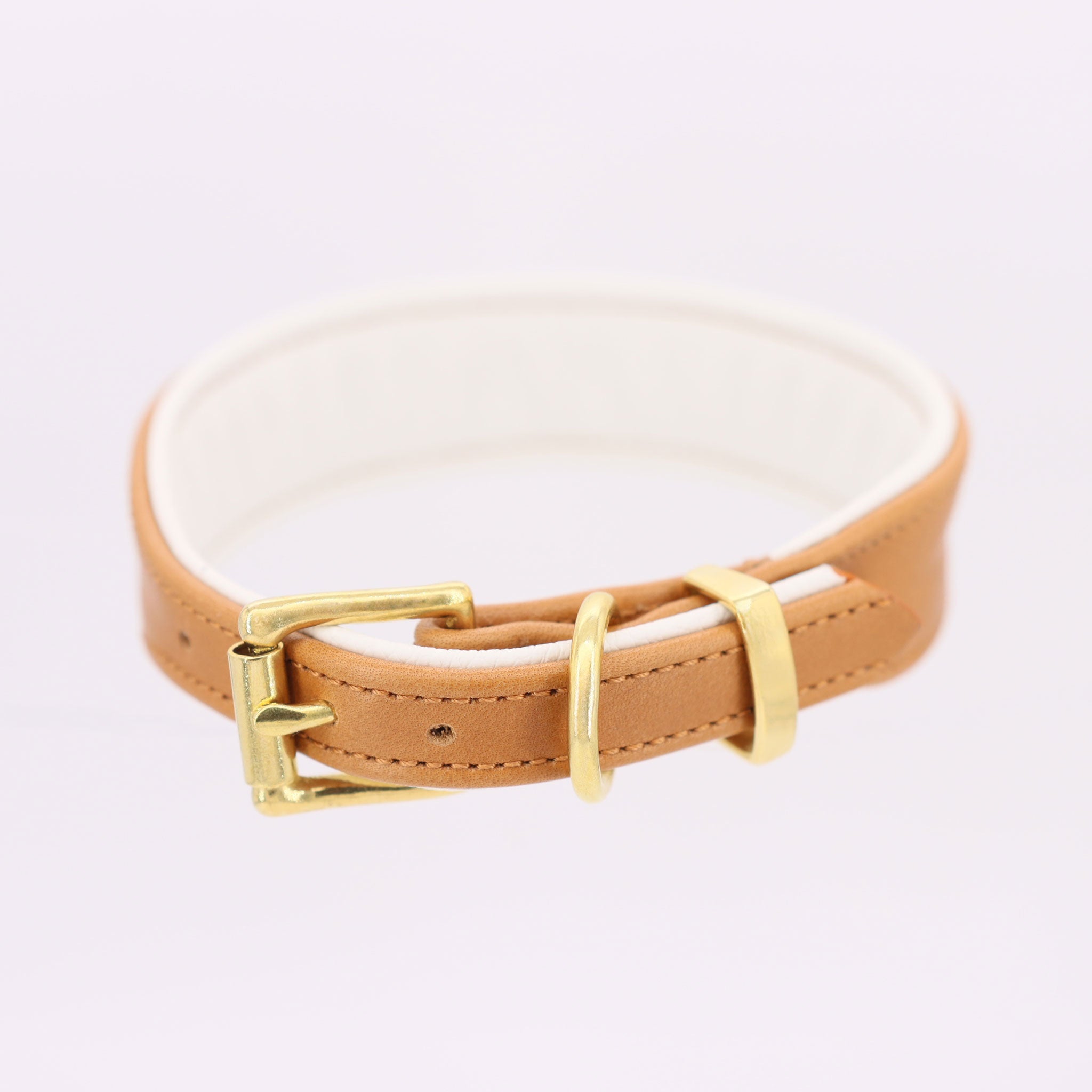 Hochwertige Rollschließe aus massivem Messing an einem Lederhalsband