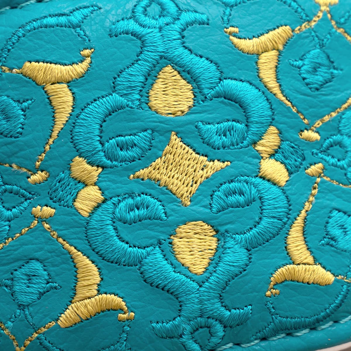 Detailaufnahme der hochwertigen orientalischen Stickerei auf dem türkisen Lederhalsband von handmade4dogs.