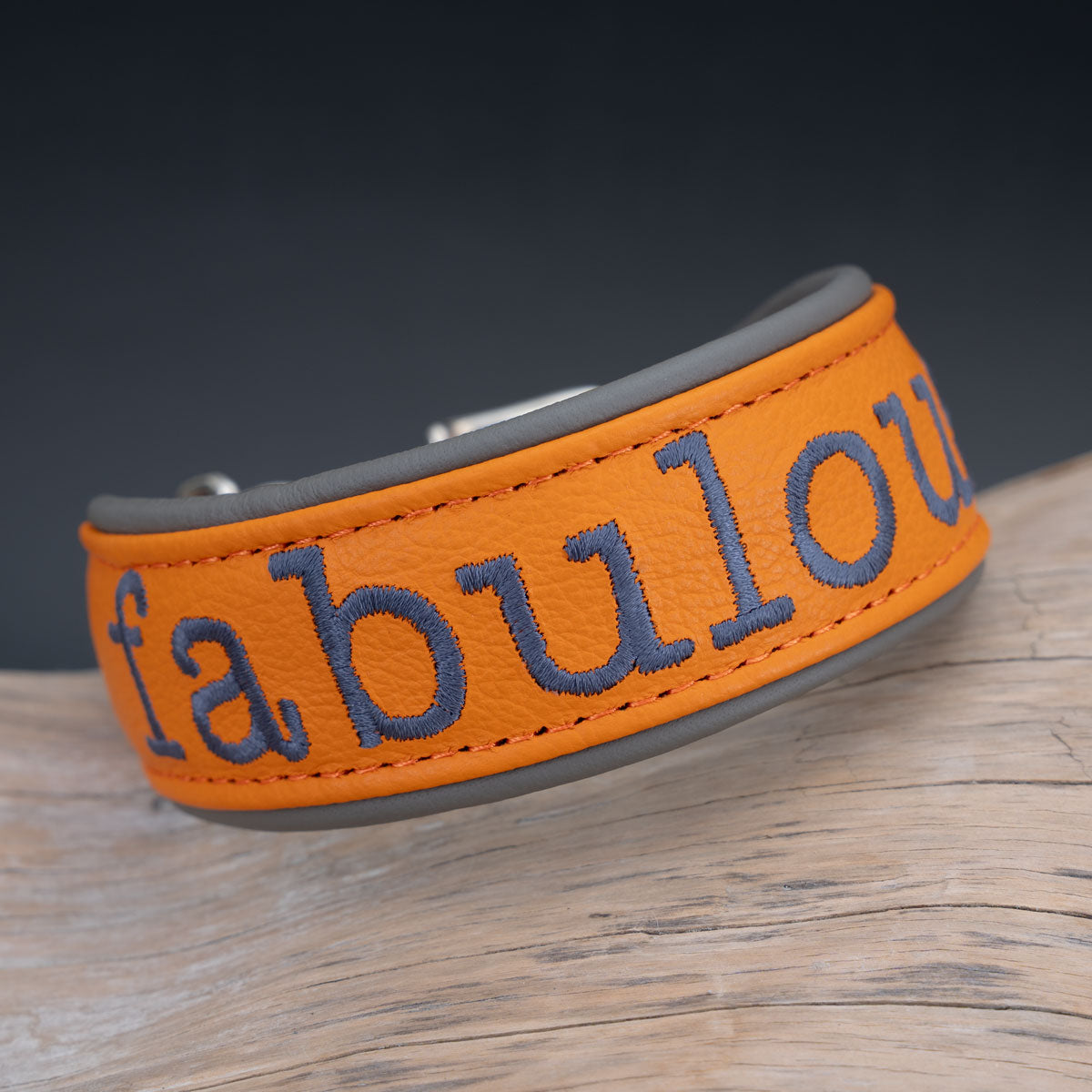 Handgefertigtes orangefarbenes Nappaleder Halsband mit grauer Bestickung Fabulous.