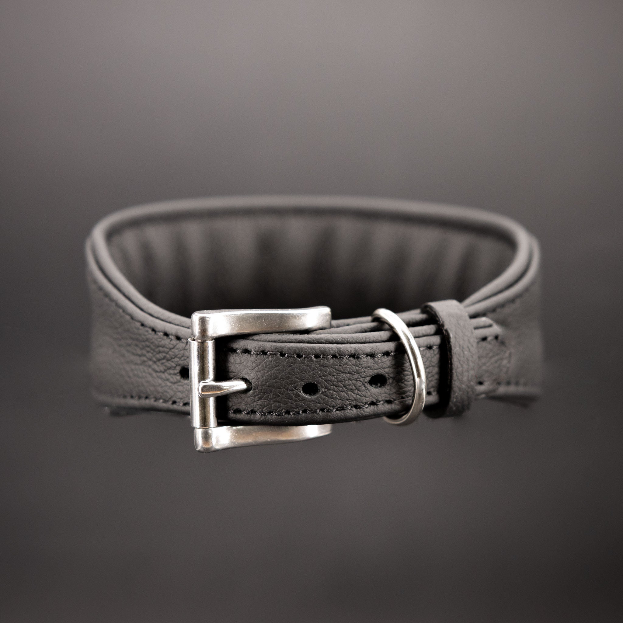 Hochwertiger Niro-Schnallenverschluss am verjüngten Ende des Lederhalsbands