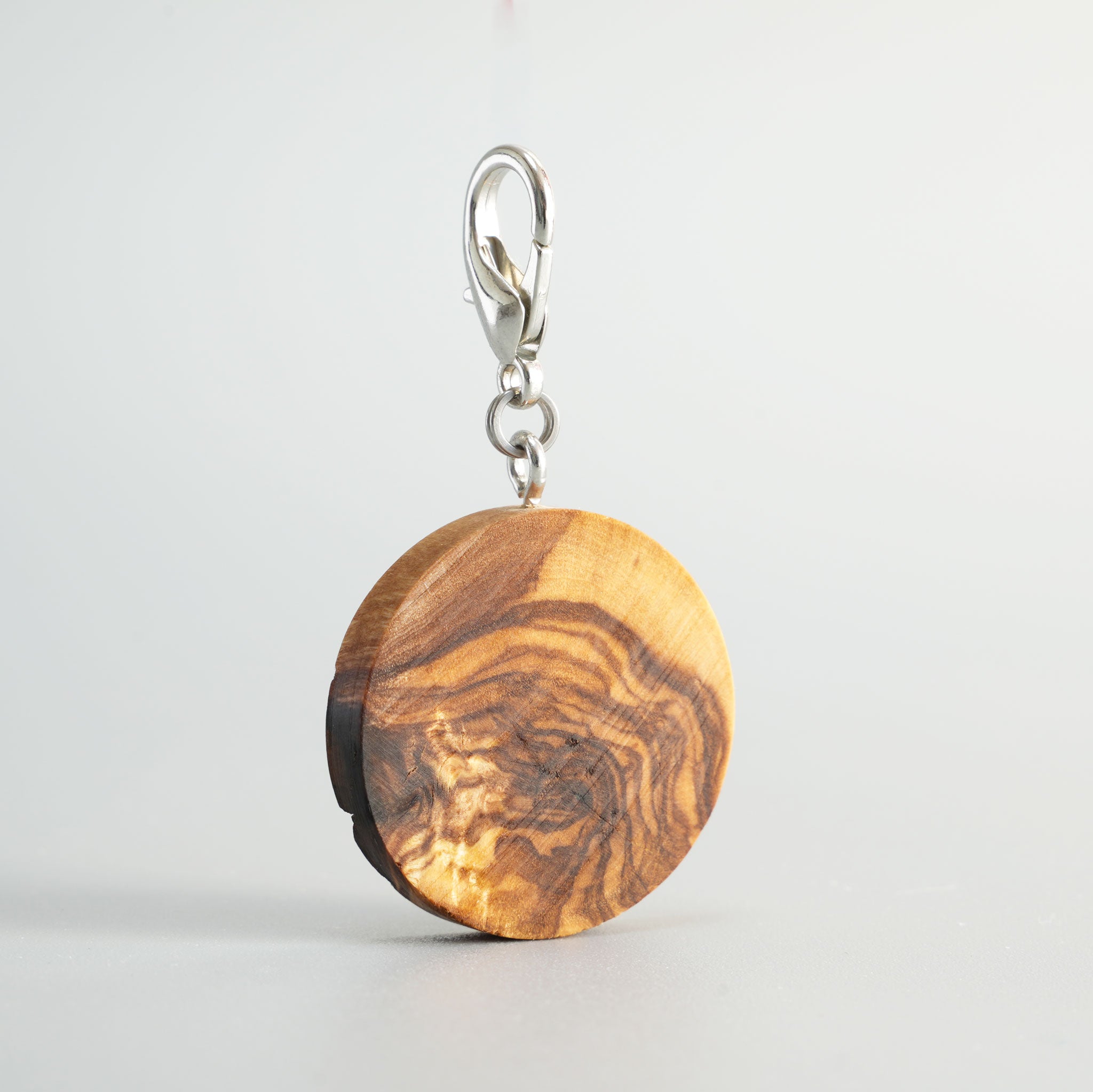 Rückseite einer handgefertigten Hundemarke aus italienischem Olivenholz mit natürlicher Maserung