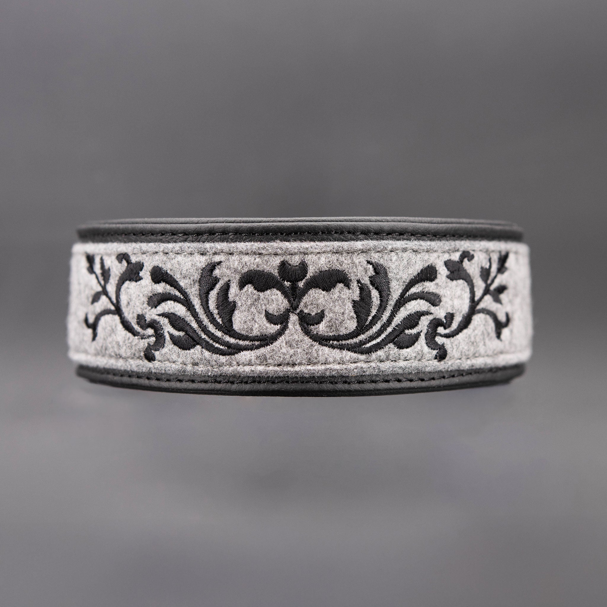 Elegantes Lederhalsband 5,5 cm breit mit Ornamentstick No. 1 für Greyhounds und Barsois