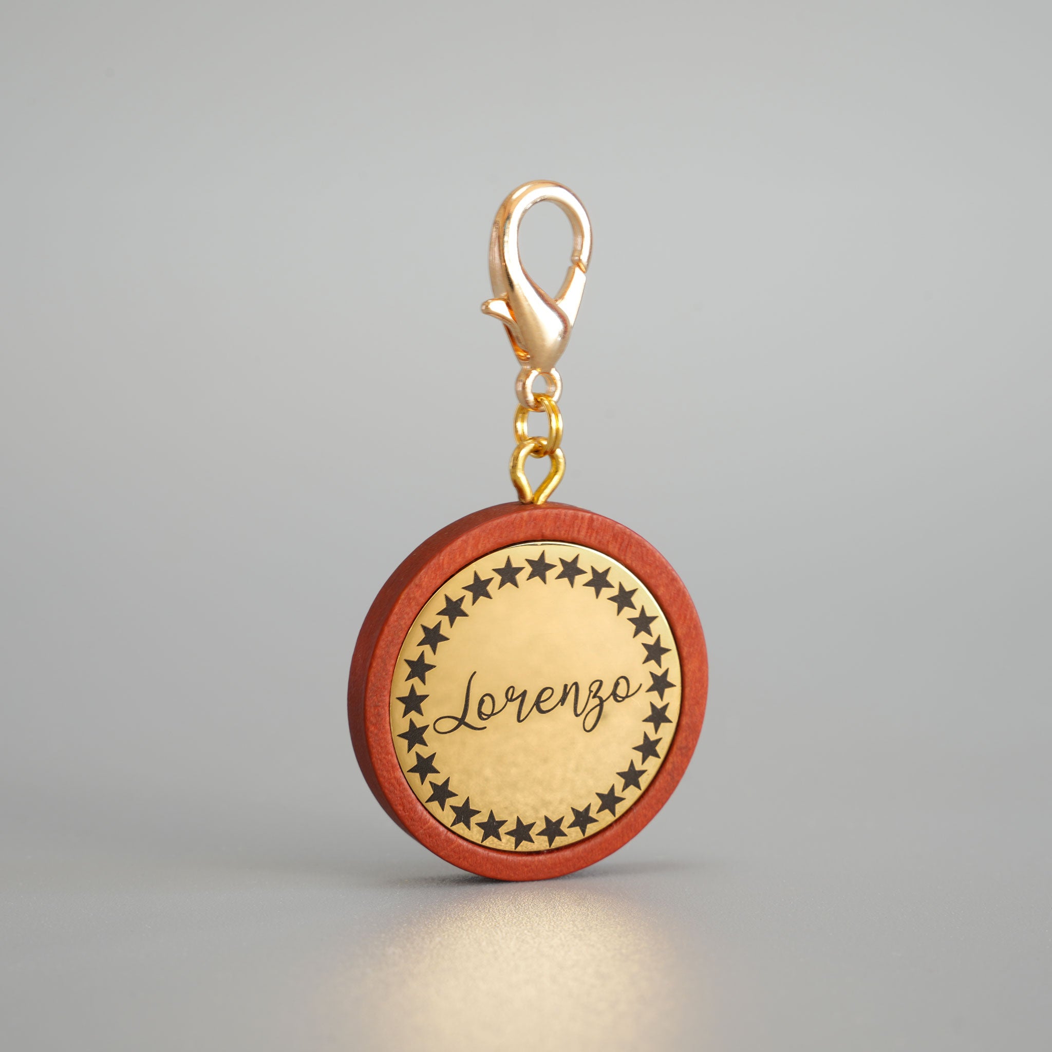 personalisierte Muster-Hundemarke aus Holz&Edelstahl lasergraviert mit einem Sternenkranz und dem Rufnamen "Lorenzo"