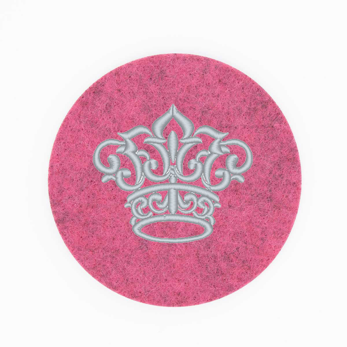 Stickdesign-Variante einer filigranen Krone in Silber zur Personalisierung von Leder-Accessoires.
