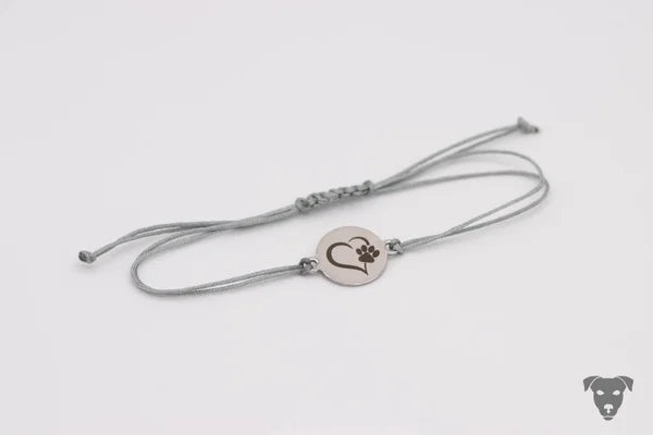 Makramee-Armband mit lasergraviertem Charm
