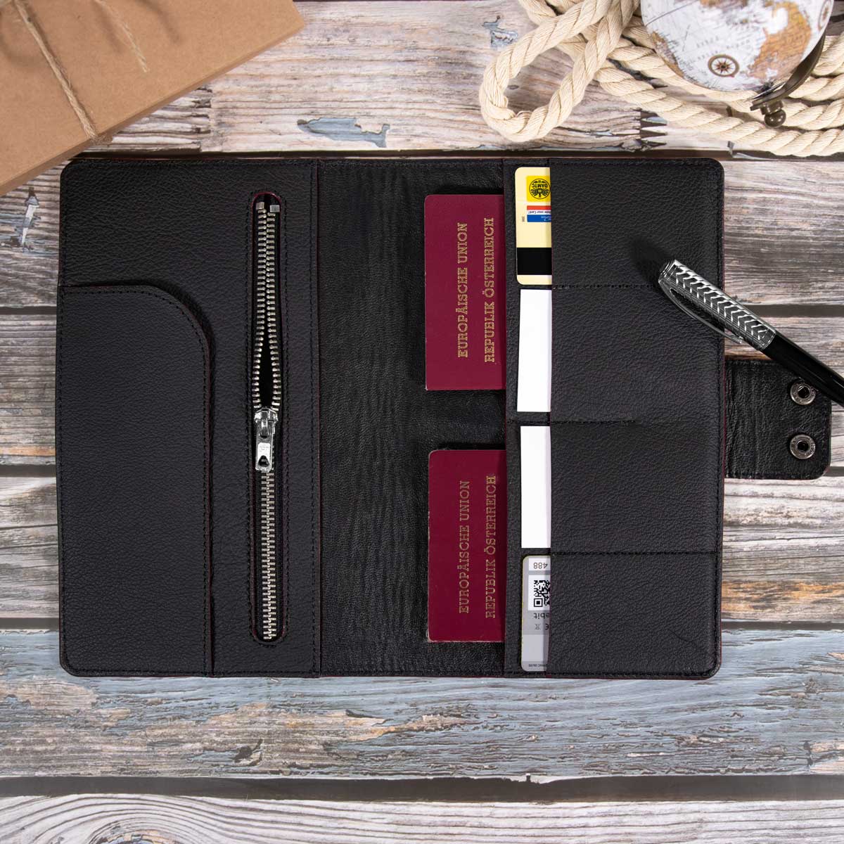 Befülltes rot-schwarzes Kroko-Leder Reise-Etui aus einer österreichischen Manufaktur. Praktisch organisiert mit Reisepässen, Boardingpass und Kreditkarten