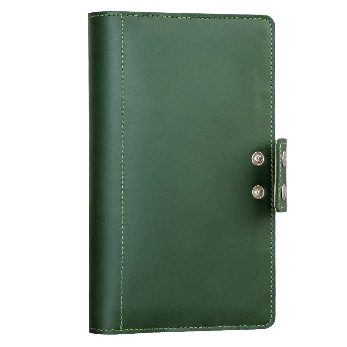 Freigestelltes, dunkelgrünes Travel Wallet für zwei bis vier Pässe. Klare Linien und präzise Handwerkskunst aus einer österreichischen Manufaktur.