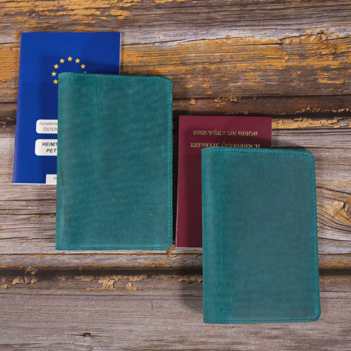 Elegante Gegenüberstellung der handgefertigten türkisfarbenen Reisepasshülle und dem exakt passenden Crazy Horse Leder-Etui für den Heimtierausweis