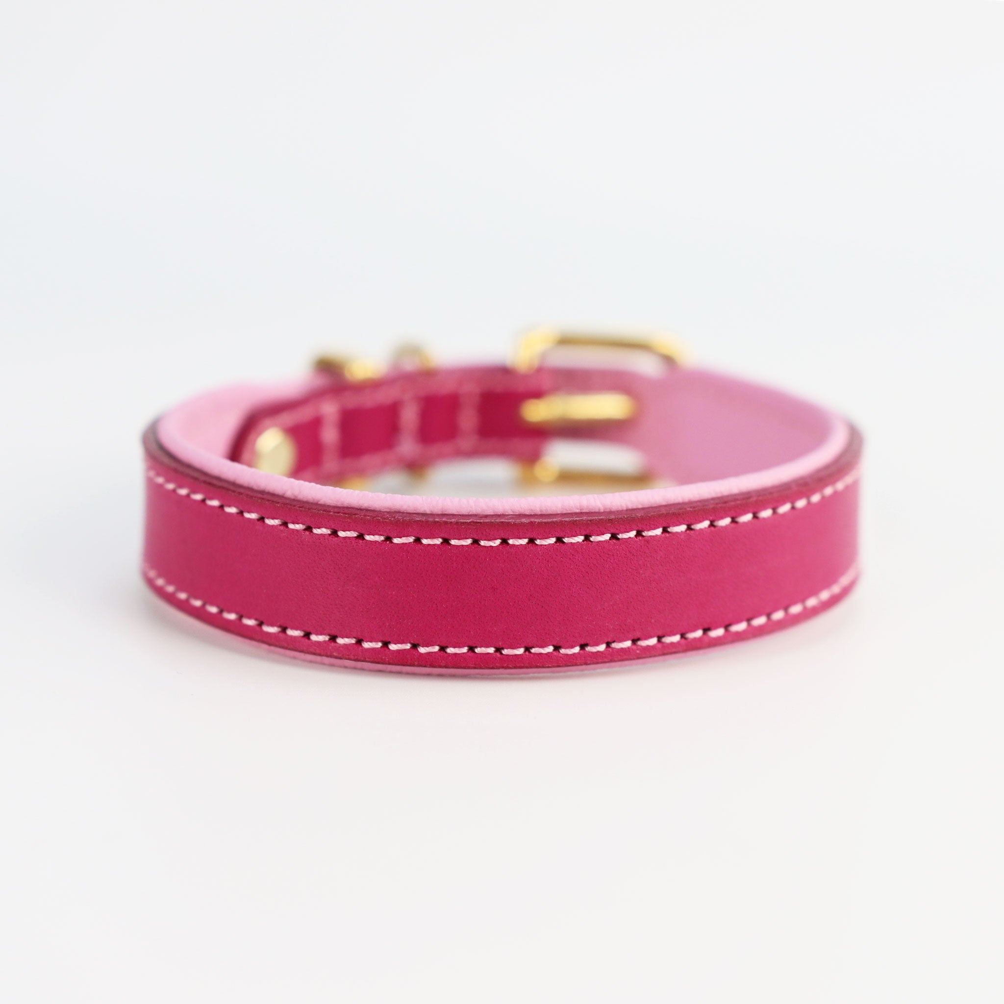 Handgefertigtes Riemenhalsband in Magenta gefüttert mit Nappaleder Orchidee.