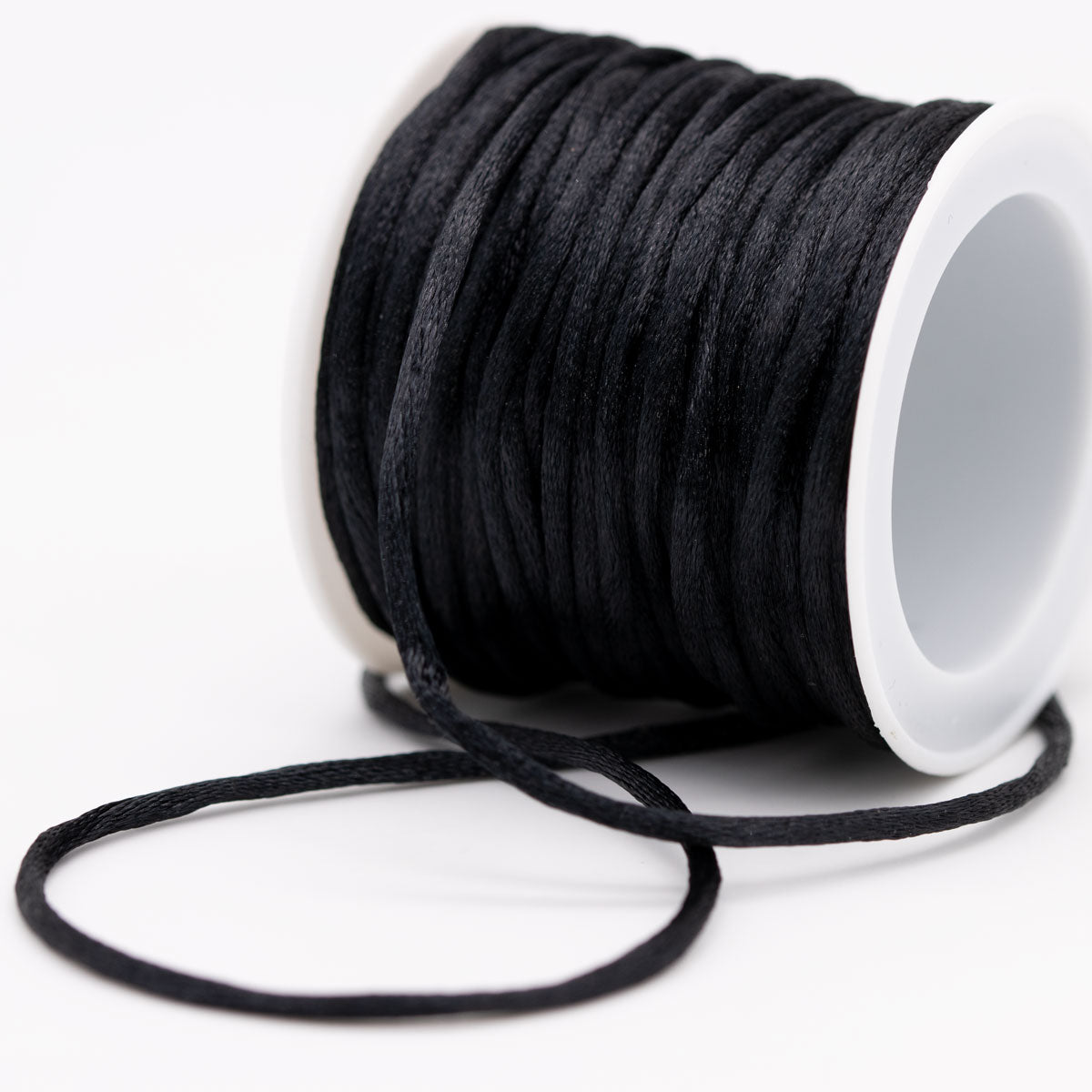 Schwarze Satin-Seidenschmuckschnur mit 2 mm Stärke für Schmuckanhänger