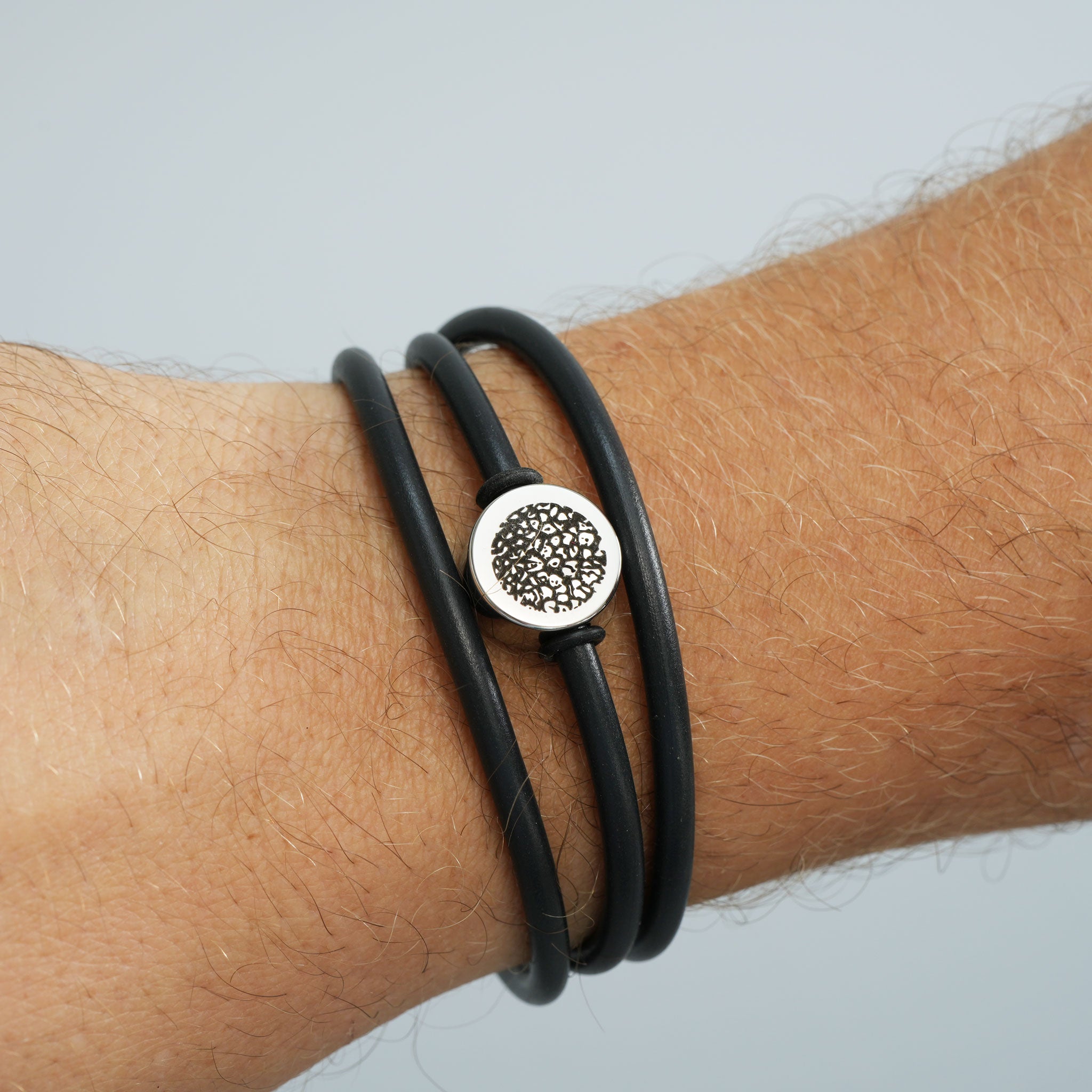 Schwarzes, dreifach gewickeltes Lederarmband für Herren mit silberner Perle und individueller Fingerabdruck-Gravur