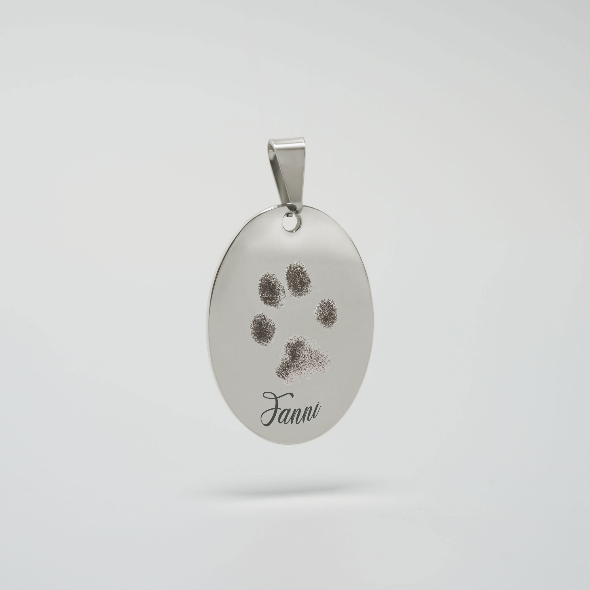 Silberner Anhänger mit detailgetreuer Hundepfote-Gravur und Name Fanni