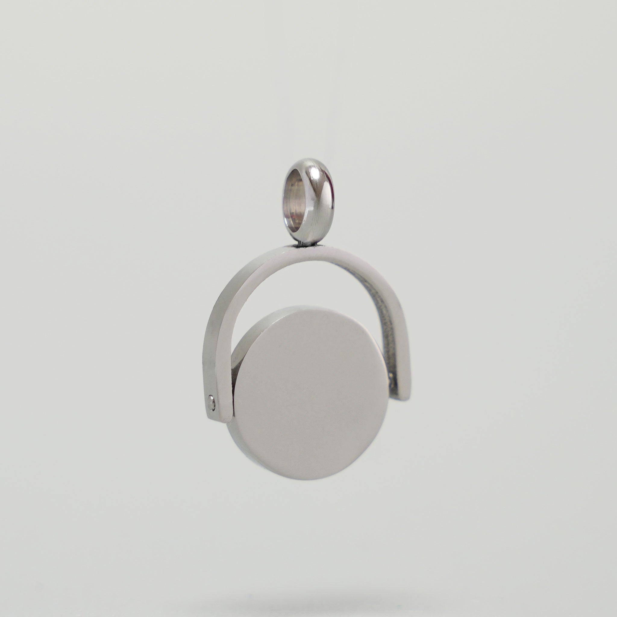 Blanko Steigbügel Drehmedaillon aus Chirurgenstahl in Silber vor der Personalisierung