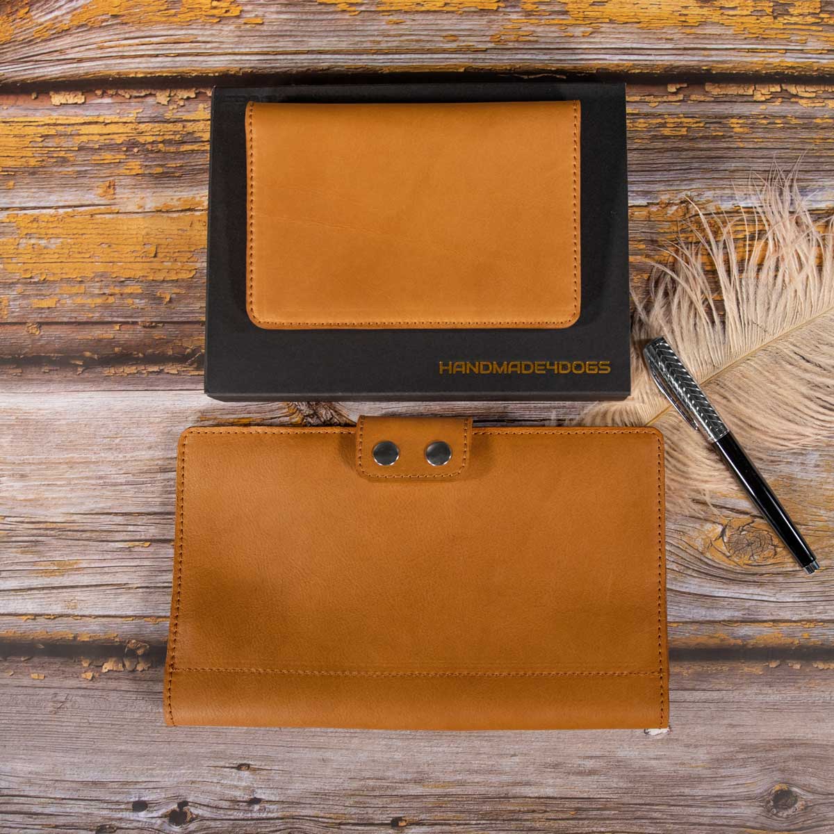 Gegenüberstellung des cognacfarbenen Travel Wallets, die eindrucksvoll zeigt, wie flexibel sich der Stauraum für EU-Heimtierausweise und Reisepässe nutzen lässt.