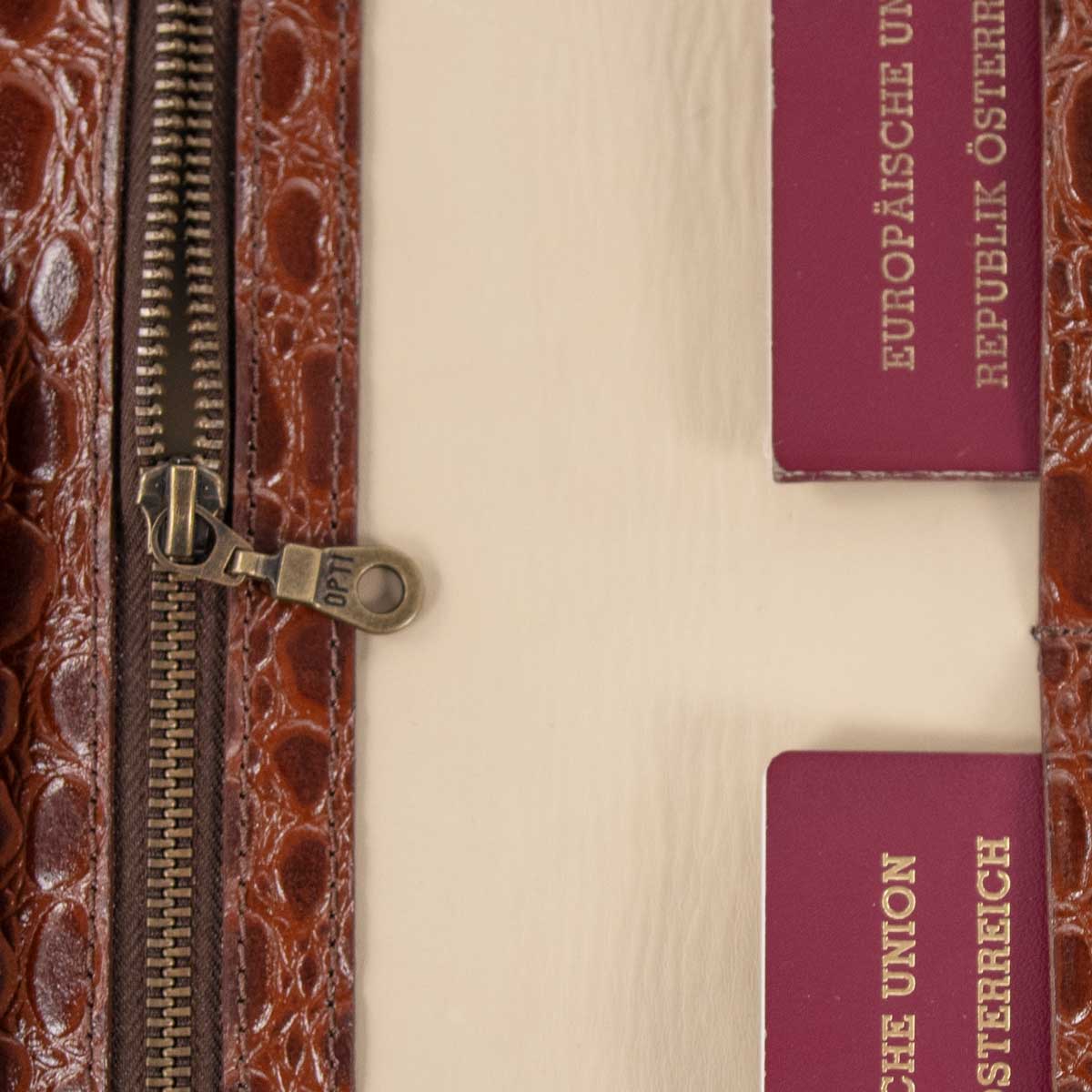 Detailansicht des Innenraums aus samtigem, hell-taupefarbenem Kalbsleder mit präzisen Nähten und dem hochwertigen Reißverschlussfach für Wertsachen.