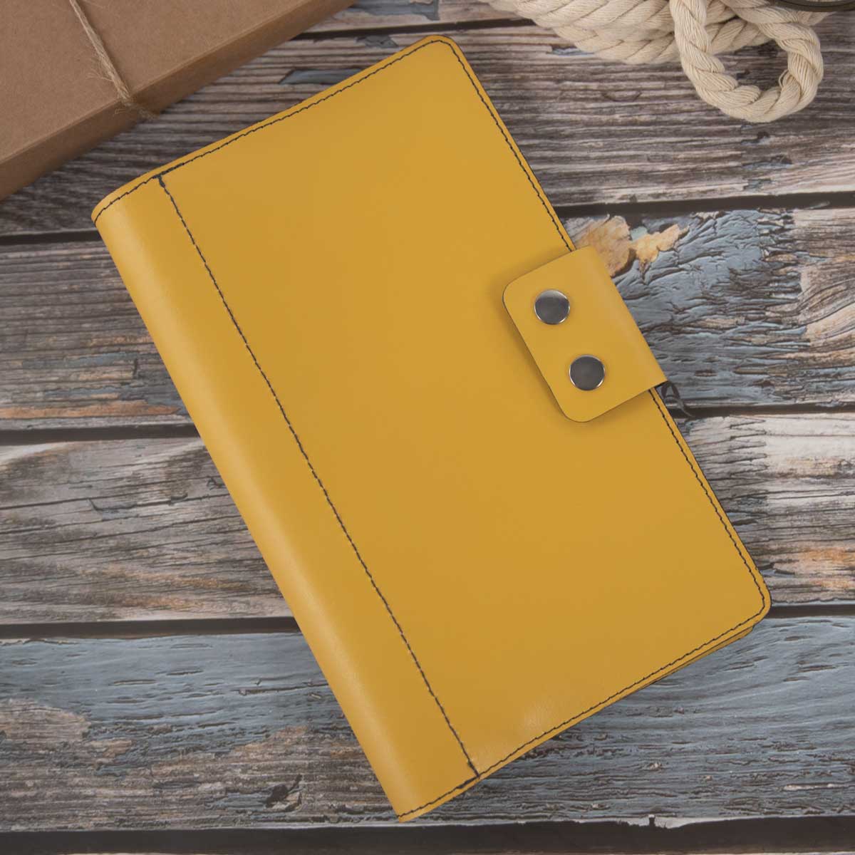 Elegantes maisgelbes Travel Wallet aus italienischem Leder, detailgetreu handgefertigt
