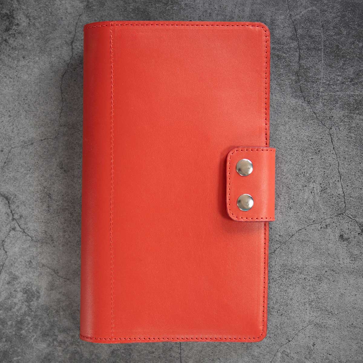 Draufsicht auf das handgefertigte, rote Leder Reise-Etui für zwei Pässe. Klare Linien und leuchtende Farben, handgefertigt in einer österreichischen Manufaktur.