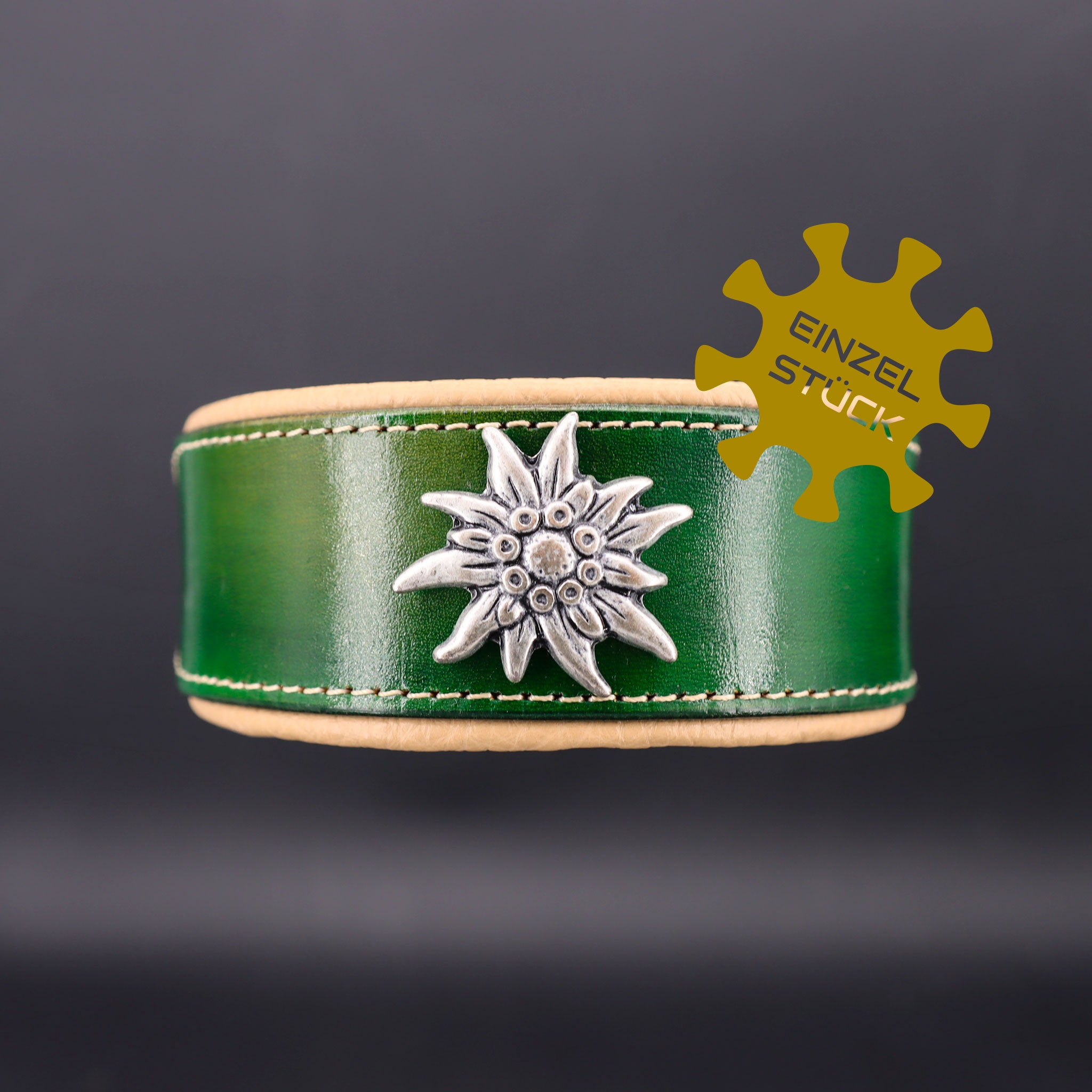 Breites Whippet-Hundehalsband aus grünem Leder mit großem Edelweiß-Beschlag. Einzelstück