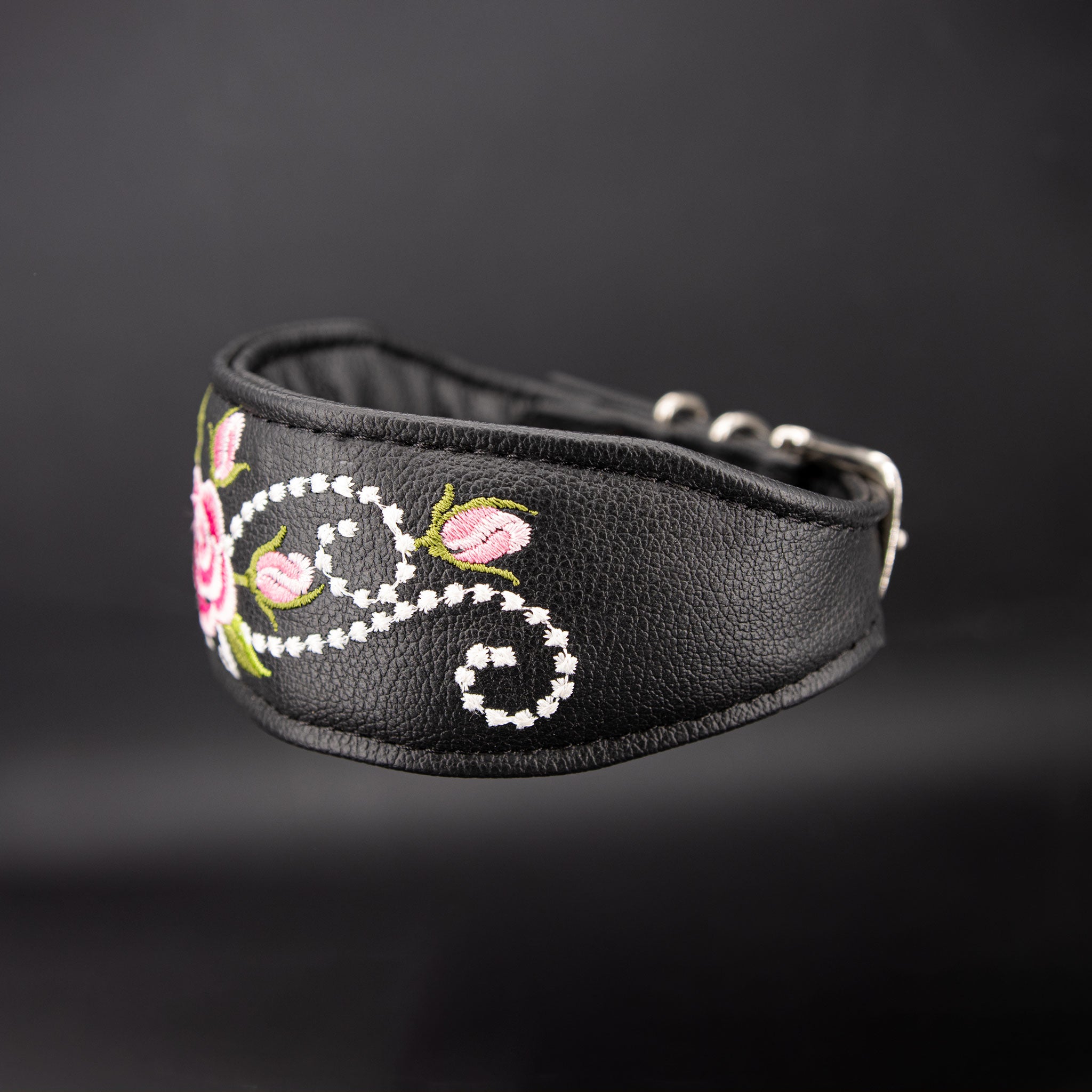 Seitenansicht des Rosenband-Halsbands mit Sicht auf die Verjüngung und den Verschluss