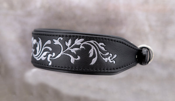 Hundehalsband feinst bestickt, handgefertigte Hundehalsbänder aus Meisterhand. Fettleder Halsband, Riemen Halsband oder klassisches Nappa Halsband, mit Lasergravur, Heiß Geprägt oder feinst bestickt, handmade-4-dogs