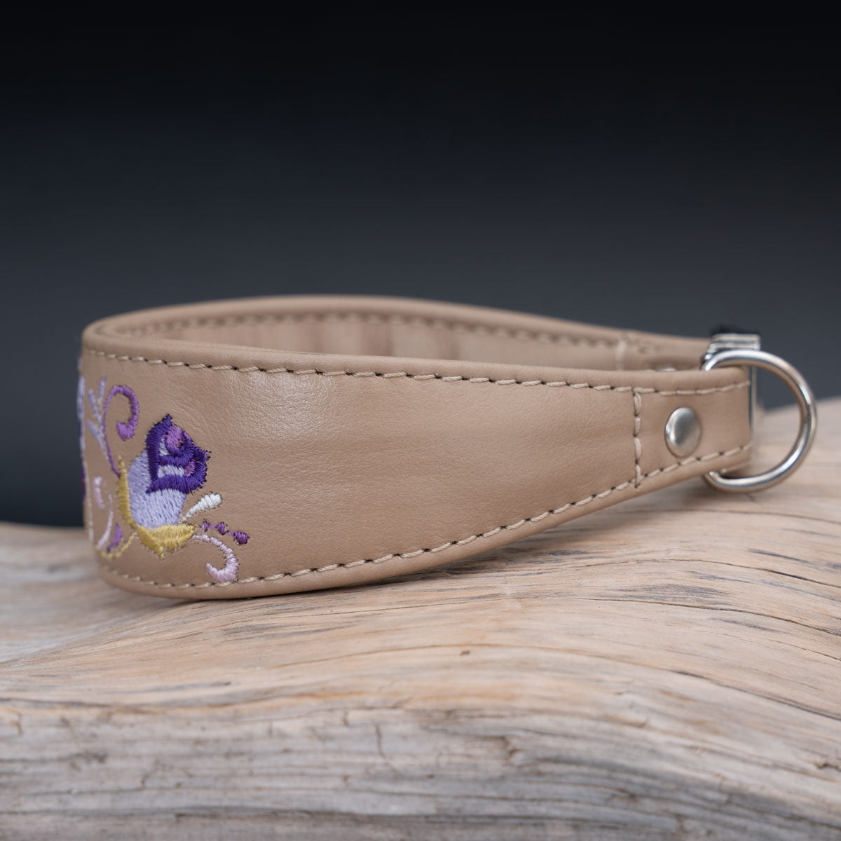 Ergonomisch geschwungenes Lederhalsband in Fischform für Whippets und Galgos.