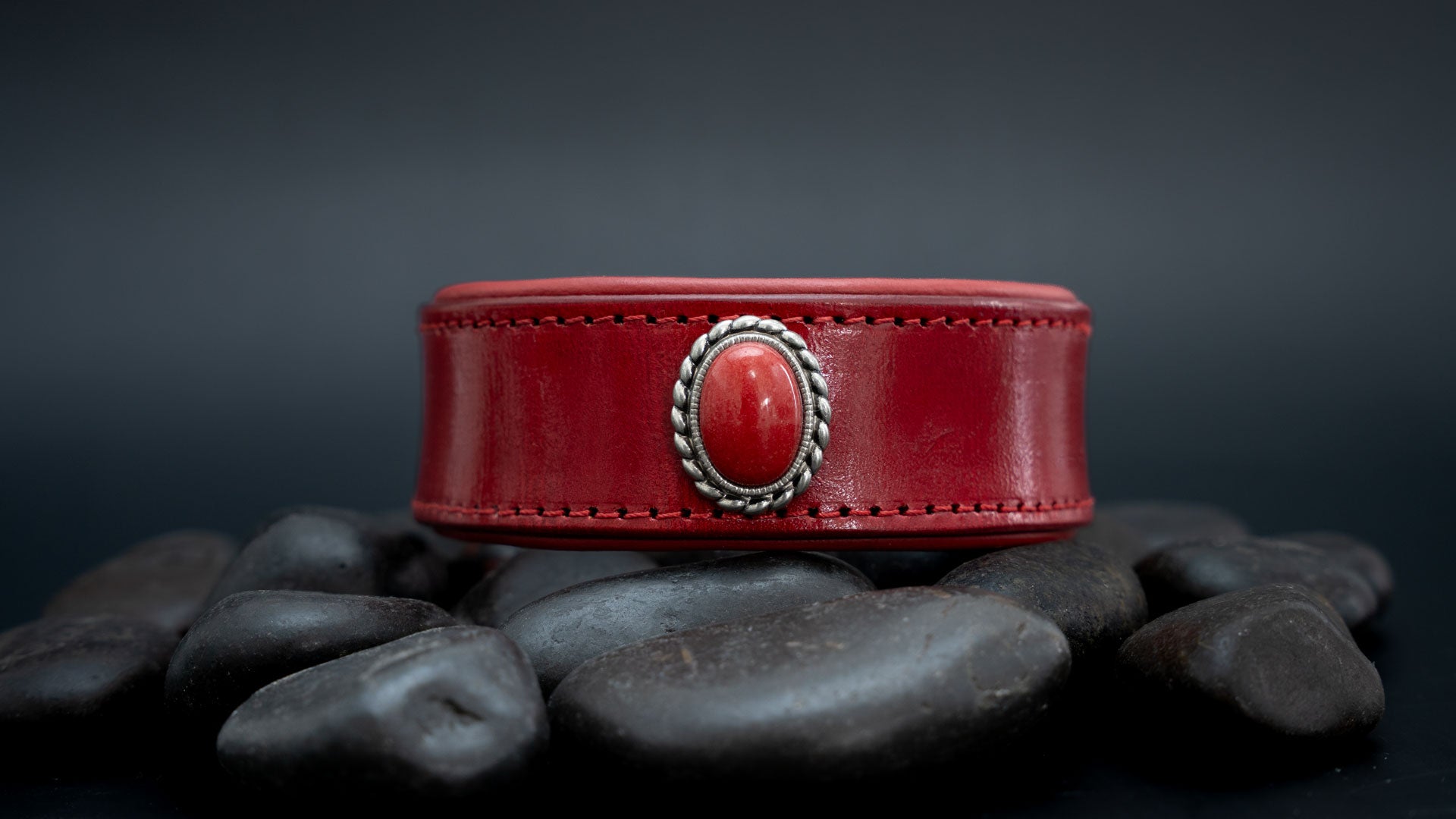 Exklusives Windhundhalsband aus rotem Leder mit Bergjade Applikation