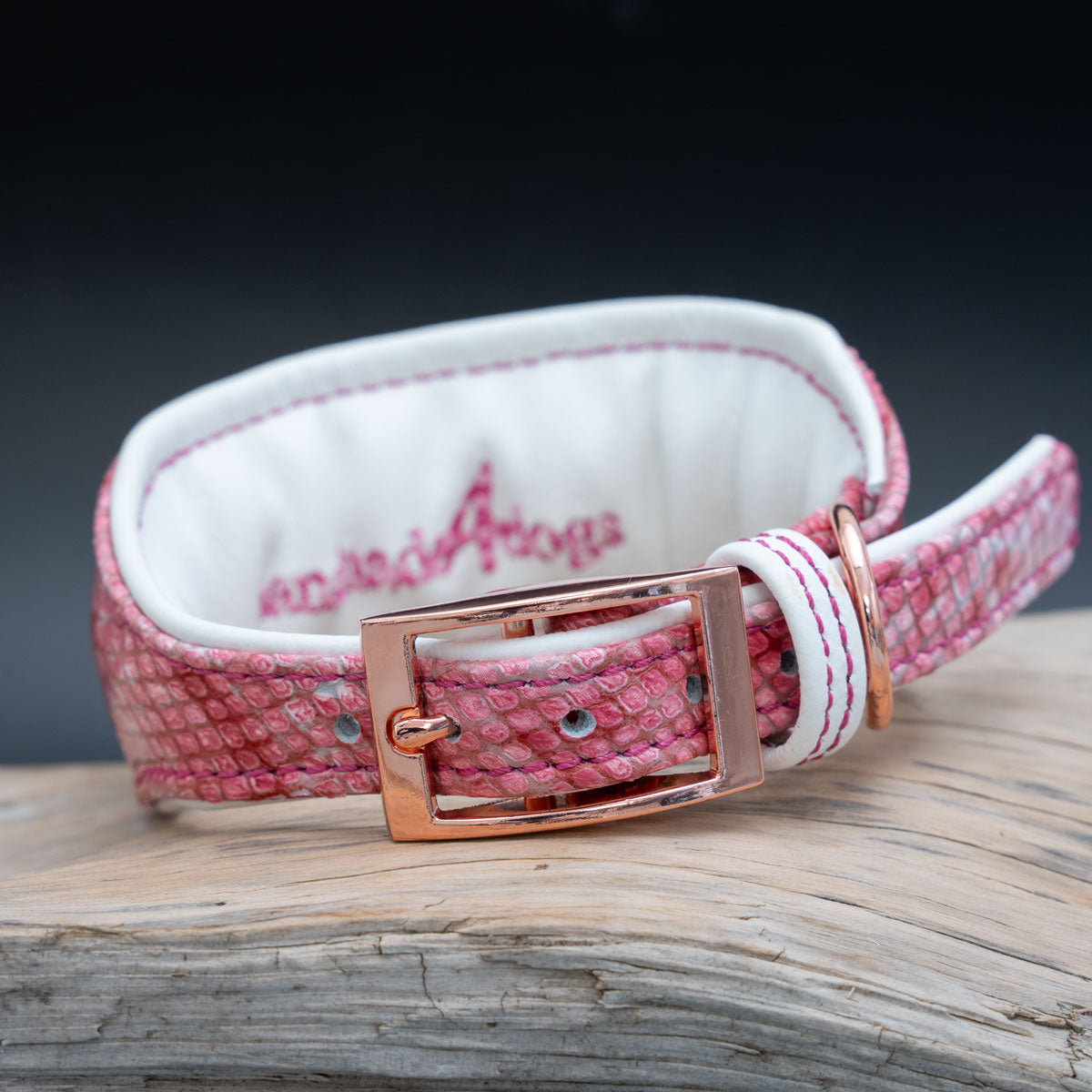 Detailansicht Roségold-Stegschnalle und handgefertigtes Innenfutter handmade4dogs