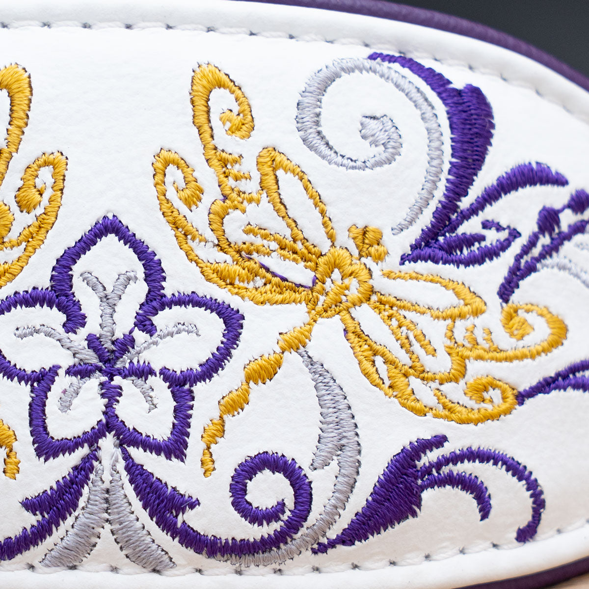Detail der Libellenstickerei auf dem weißen Nappaleder Halsband Dragonfly