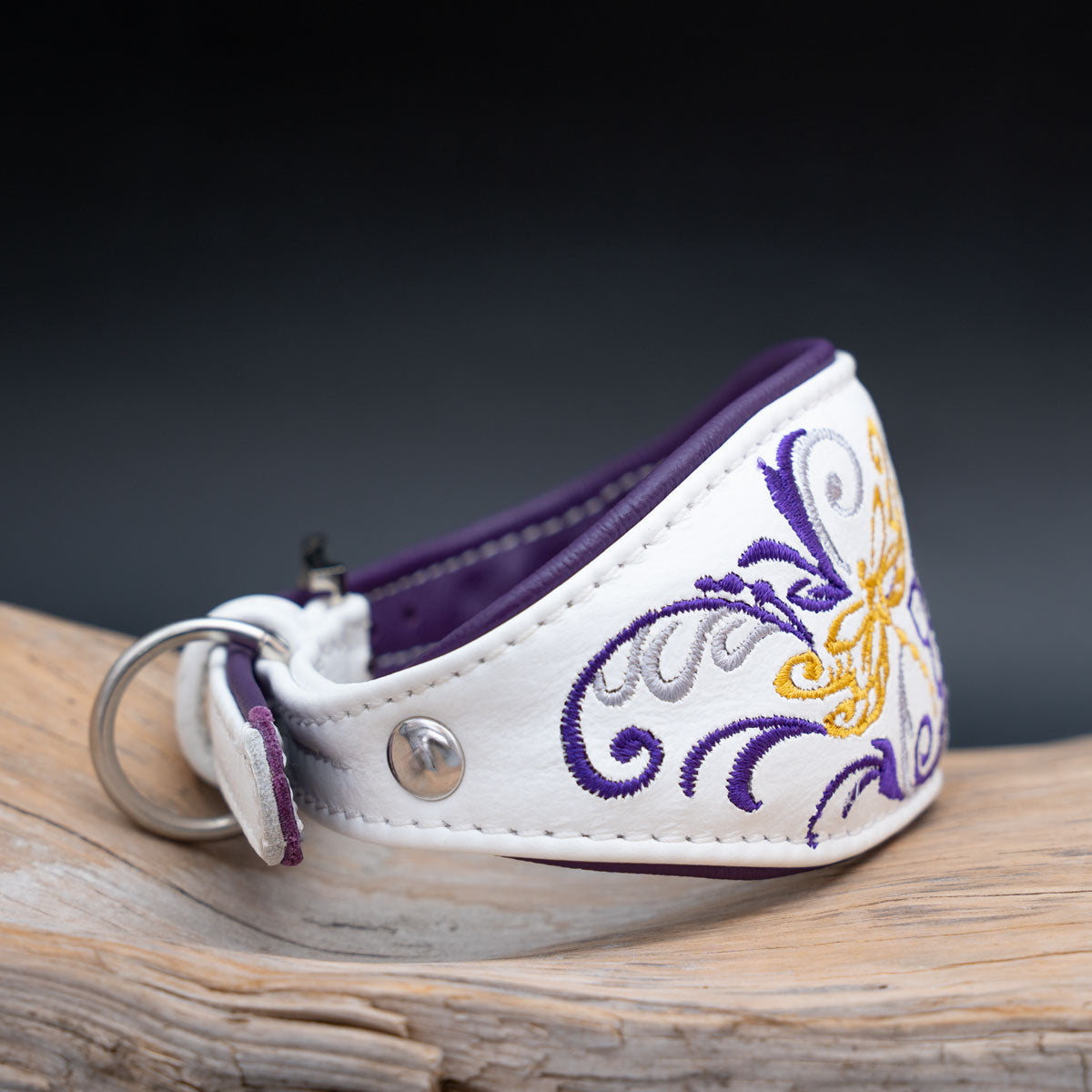 Weiß-lila Windhundhalsband Dragonfly mit breiter Form und weicher Nappaleder-Polsterung