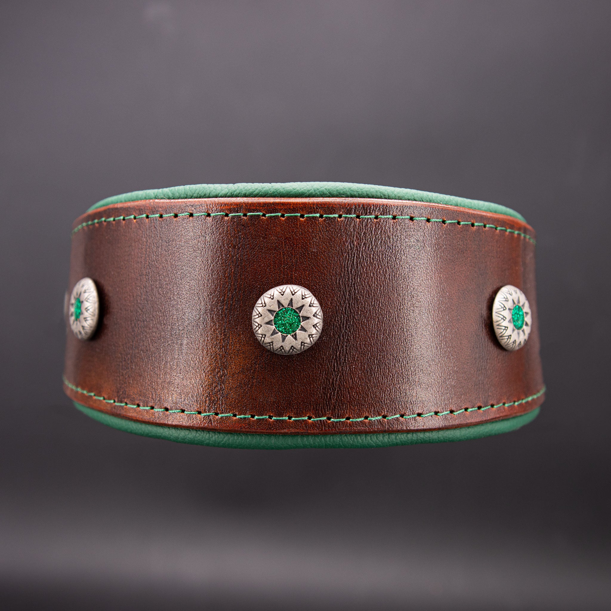 6 cm breites Lederhalsband "Eye" mit Altsilber-Beschlägen und grüner Naht