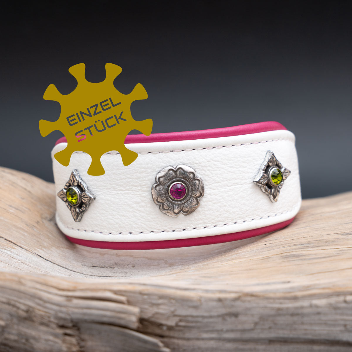 Einnzelstück badge Vorderansicht des Halsbands mit floralen japanischen Conchos und grünen sowie pinken Kristall-Rivets