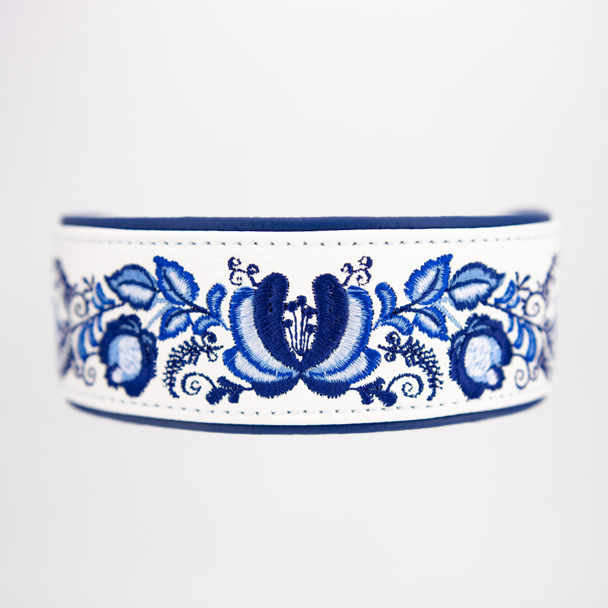 Weißes Windhundhalsband aus Leder mit symmetrischer Gzhel-Blumenstickerei in verschiedenen Blautönen.