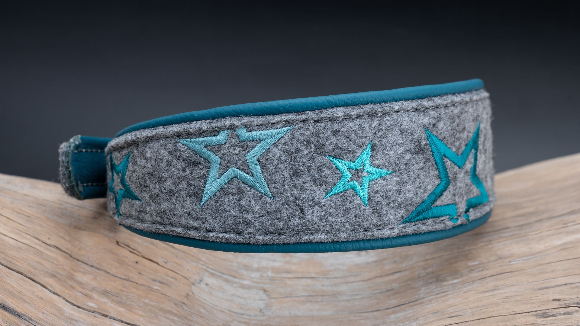 Schmale ergonomische Fischform des Windhundhalsbands mit 5 cm Breite im Profil